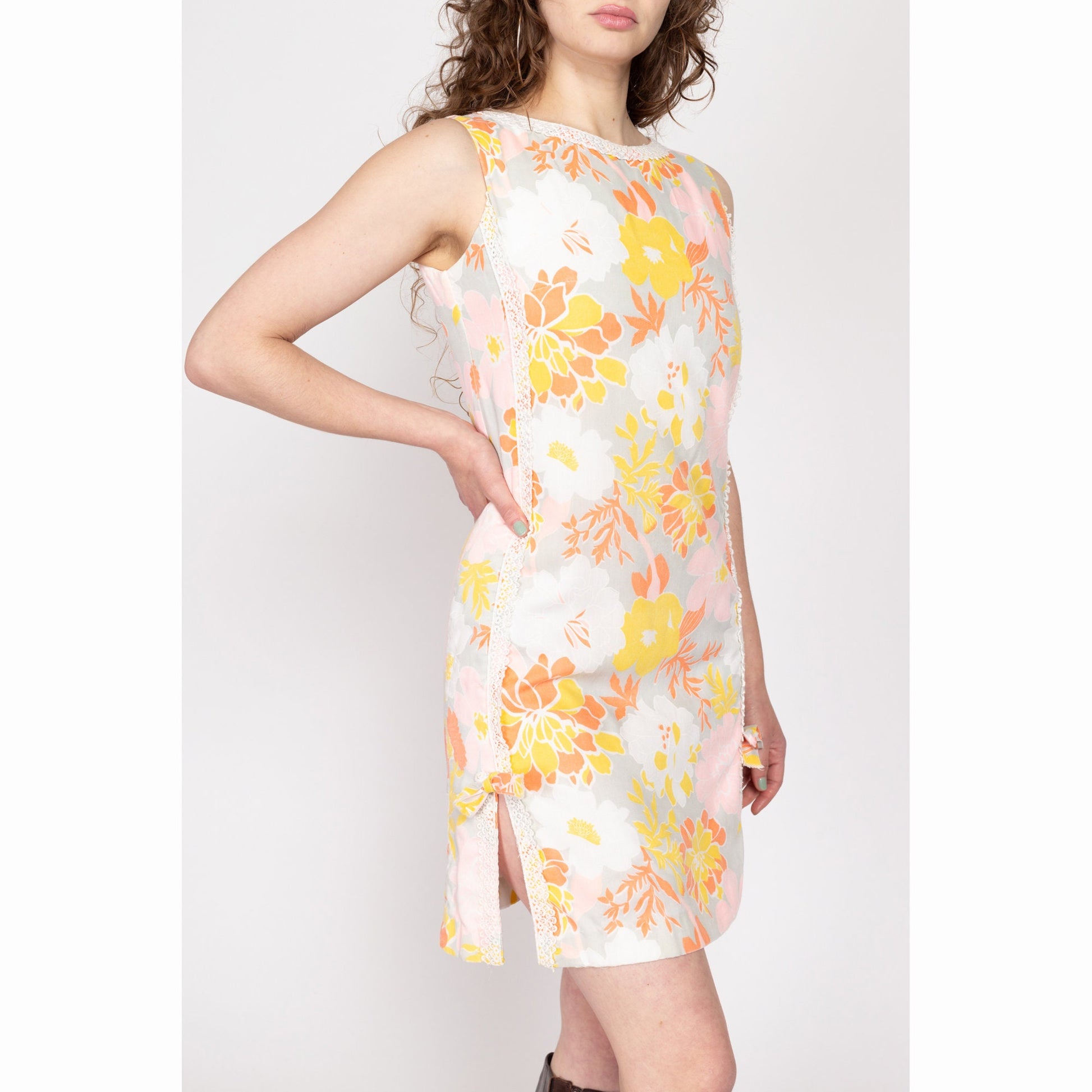 Small 60s Floral Mini Thigh Slit Shift Dress | Vintage Boho Sleeveless Lace Trim Girly Sundress