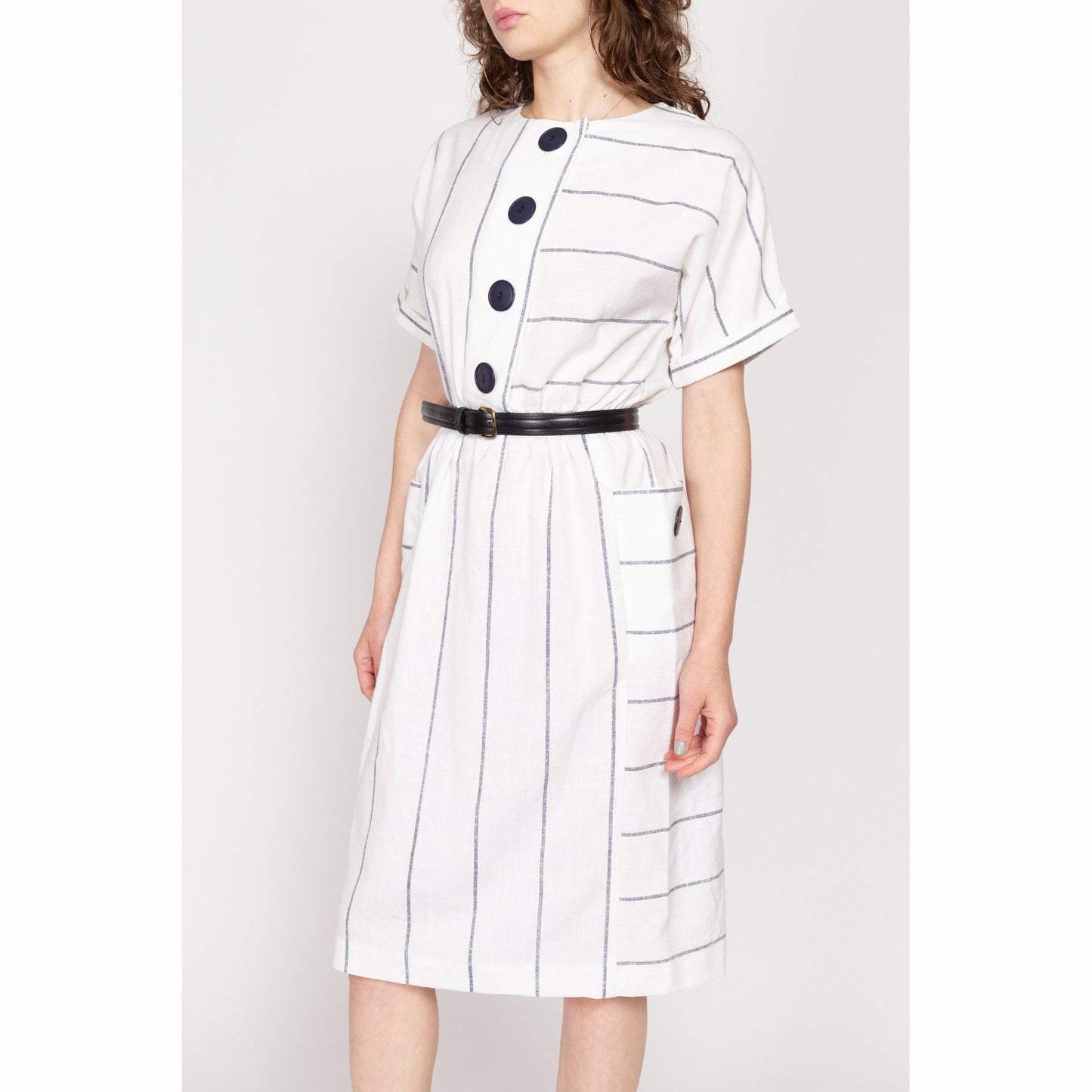 Medium 80s White & Navy Blue Pinstriped Shirtdress | Vintage Short Sleeve Pocket Midi Dress