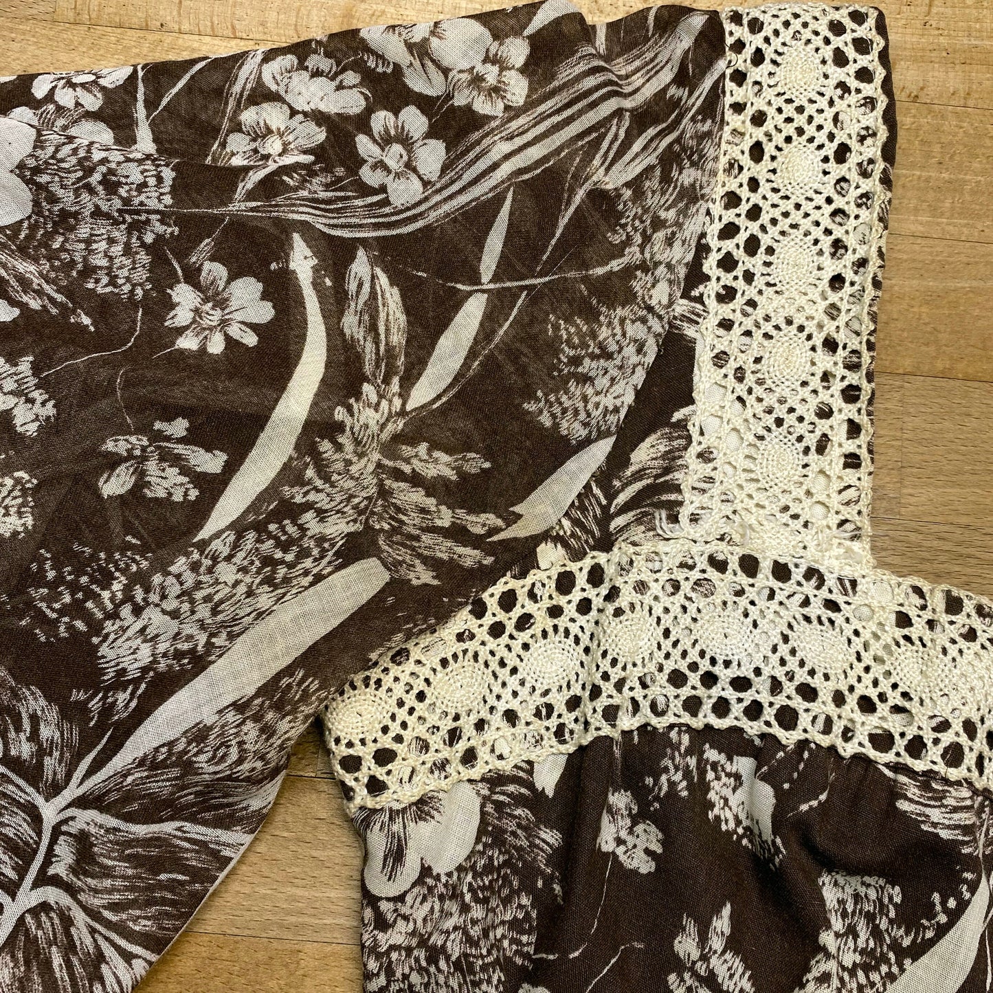 Small 60s 70s Boho Brown Floral Flutter Sleeve Maxi Dress | Vintage A-Line Crochet Trim Hippie Summer Sundress
