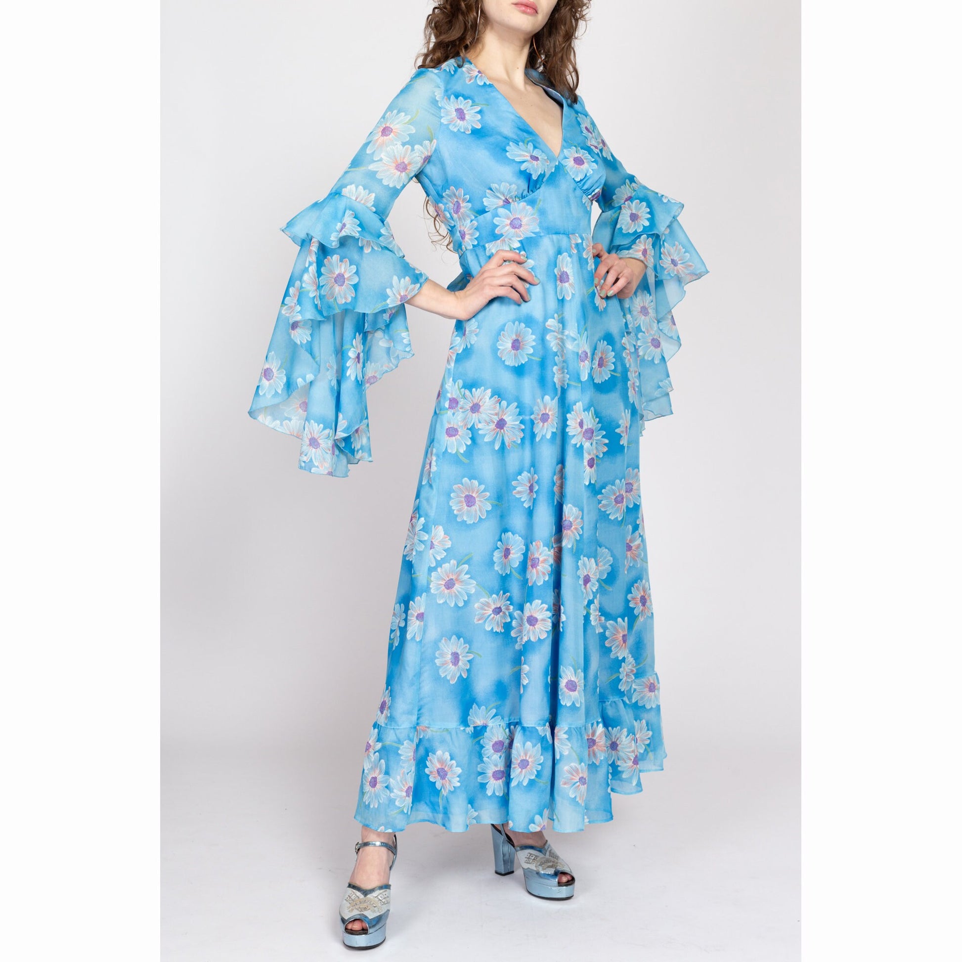 Medium 70s Boho Blue Daisy Floral Angel Sleeve Maxi Dress | Vintage Bohemian A Line Empire Waist Prairie Hippie Gown