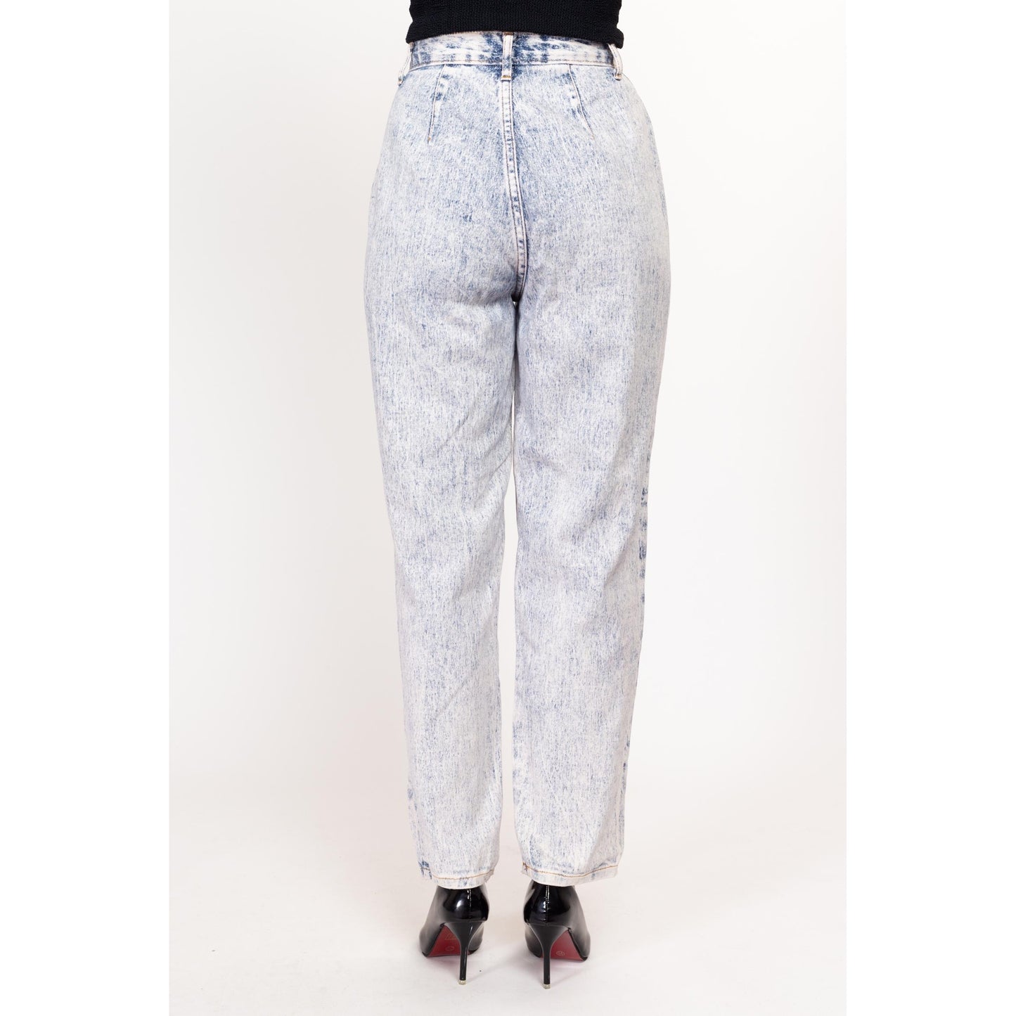 Medium 80s Acid Wash High Waisted Jeans 28-29" | Vintage Curvy Fit Light Wash Denim Tapered Leg Mom Jeans
