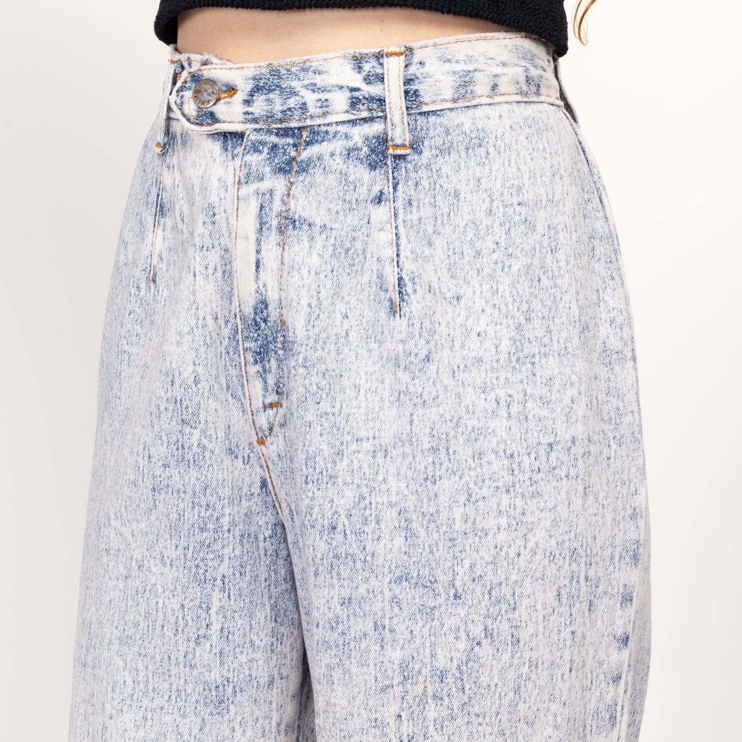 Medium 80s Acid Wash High Waisted Jeans 28-29" | Vintage Curvy Fit Light Wash Denim Tapered Leg Mom Jeans
