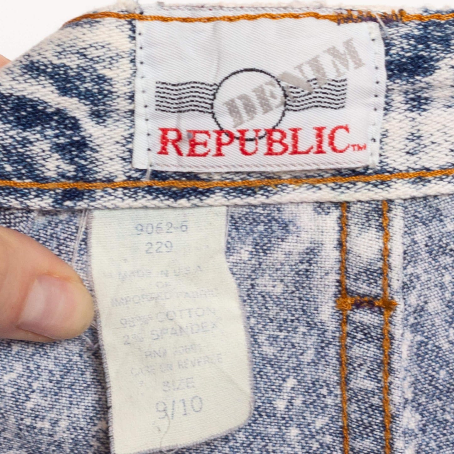 Medium 80s Acid Wash High Waisted Jeans 28-29" | Vintage Curvy Fit Light Wash Denim Tapered Leg Mom Jeans