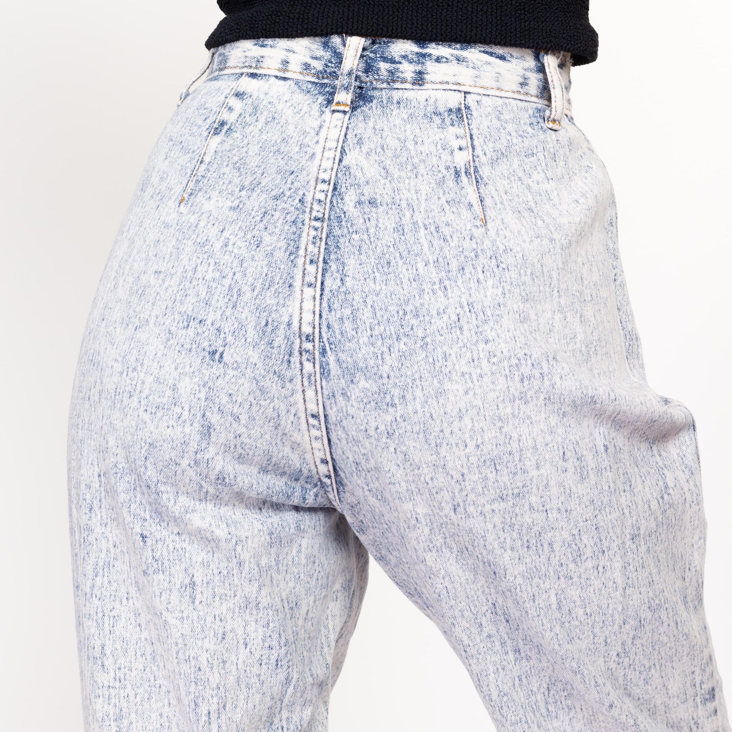 Medium 80s Acid Wash High Waisted Jeans 28-29" | Vintage Curvy Fit Light Wash Denim Tapered Leg Mom Jeans