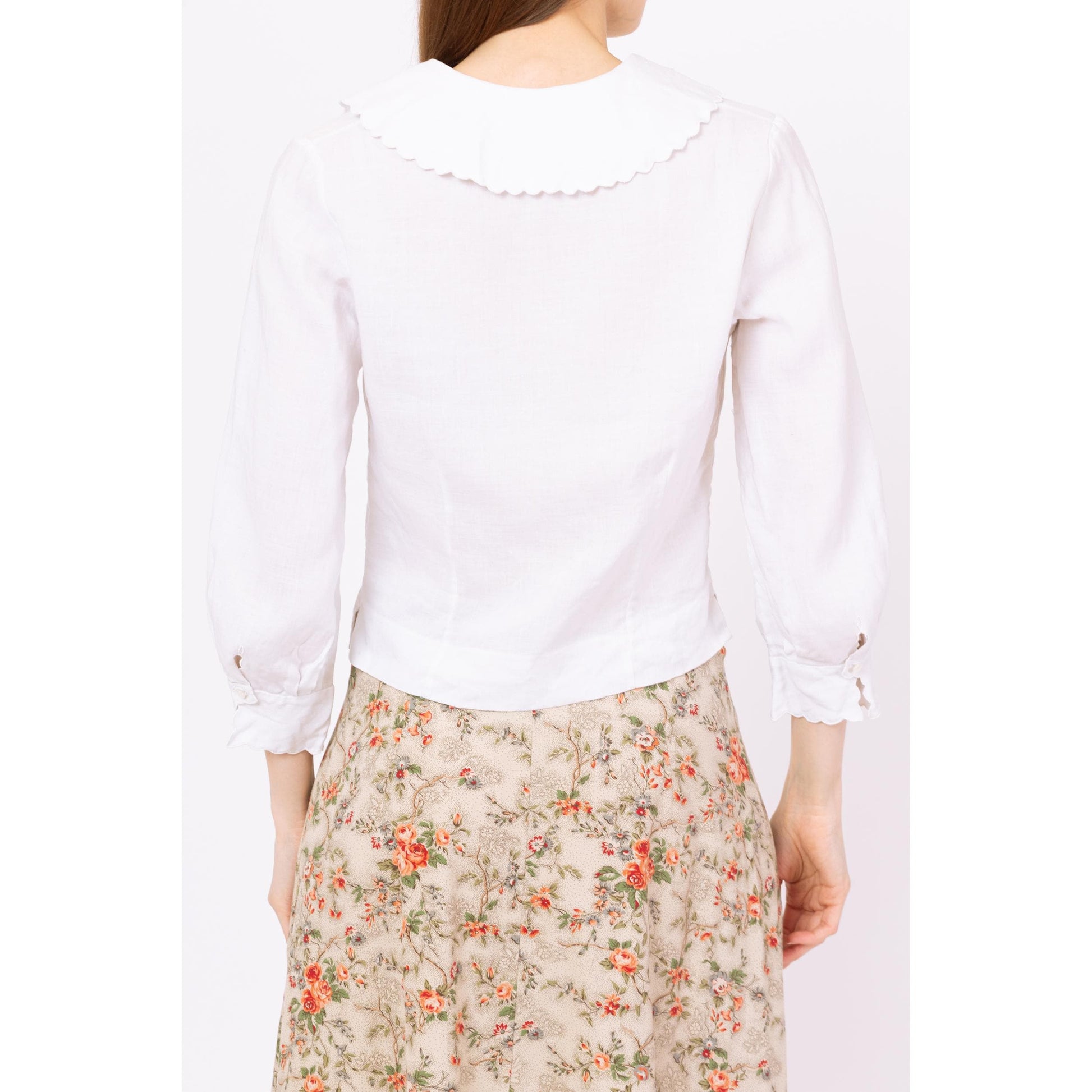 Vintage 60s White Irish Linen Scalloped Trim Blouse - Small | Boho Floral Embroidered 3/4 Sleeve Cropped Collared Button Up Top