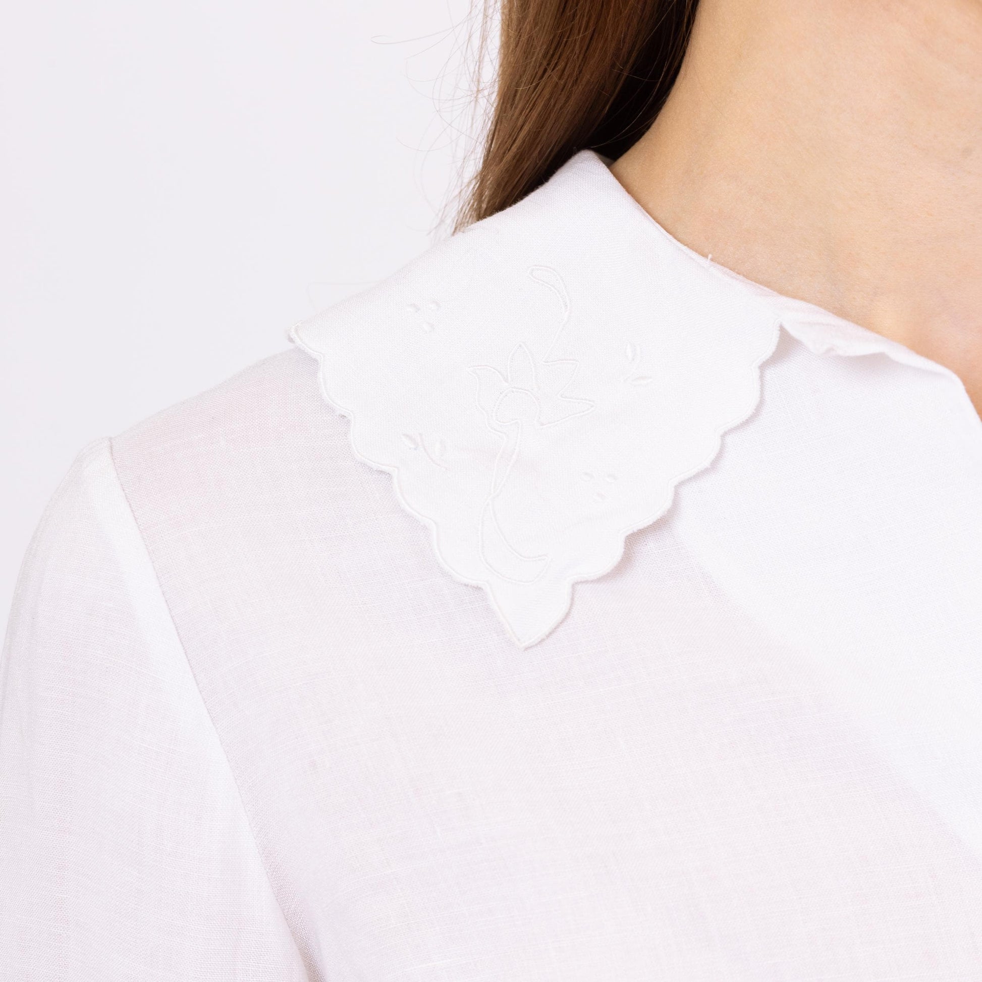 Vintage 60s White Irish Linen Scalloped Trim Blouse - Small | Boho Floral Embroidered 3/4 Sleeve Cropped Collared Button Up Top