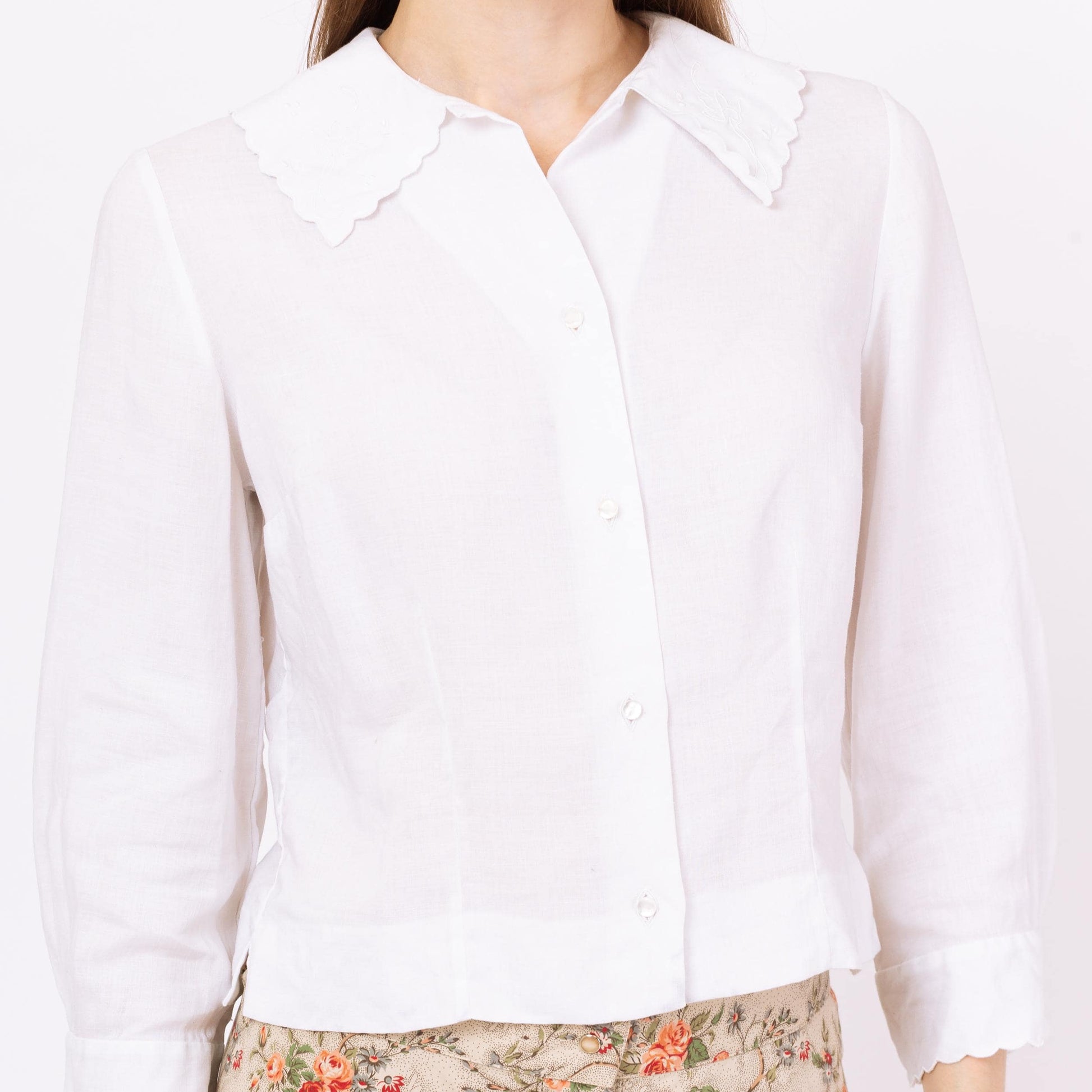 Vintage 60s White Irish Linen Scalloped Trim Blouse - Small | Boho Floral Embroidered 3/4 Sleeve Cropped Collared Button Up Top