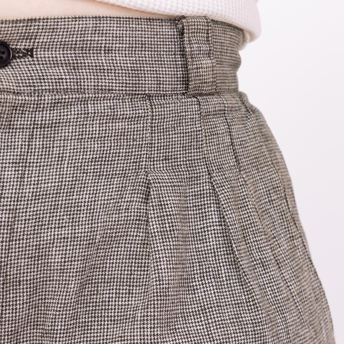 Vintage 80s Black & White Houndstooth Trouser Shorts - Large, 31" Waist | Linen Cotton High Waisted Pleated Long Shorts