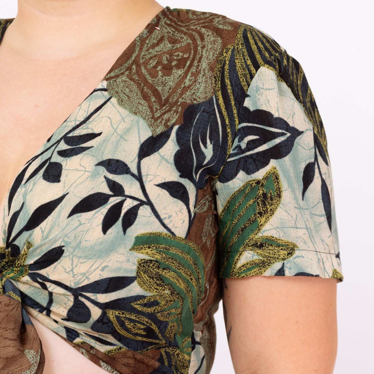 Vintage 90s Green Tropical Floral Tie Front Crop Top - Extra Large | Boho Short Sleeve Cropped Blouse, Deep V Neck Shirt
