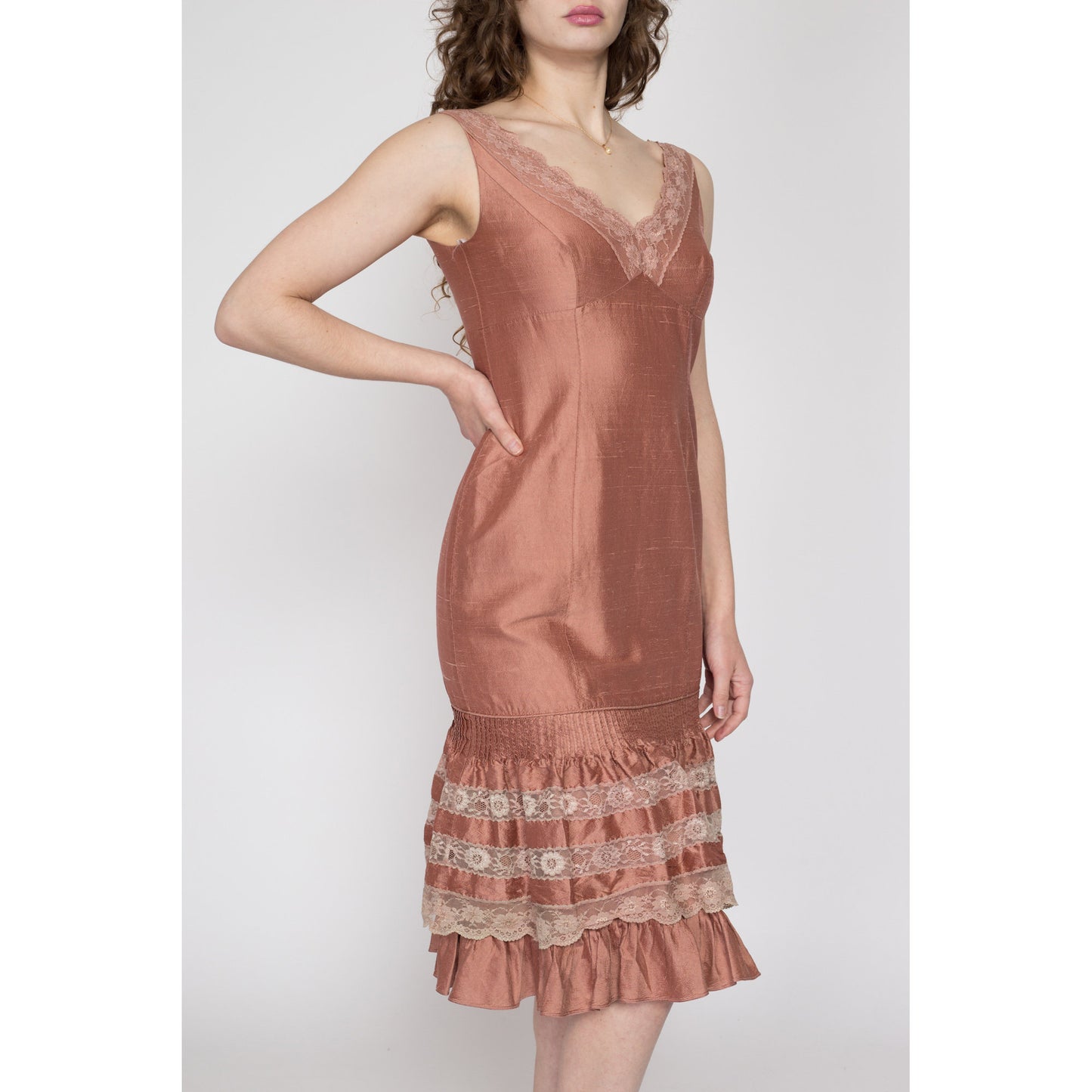 Medium 80s Dusty Rose Raw Silk Cupcake Dress | Vintage Sleeveless Sheath Ruffle Hem Lace Trim Midi Party Dress