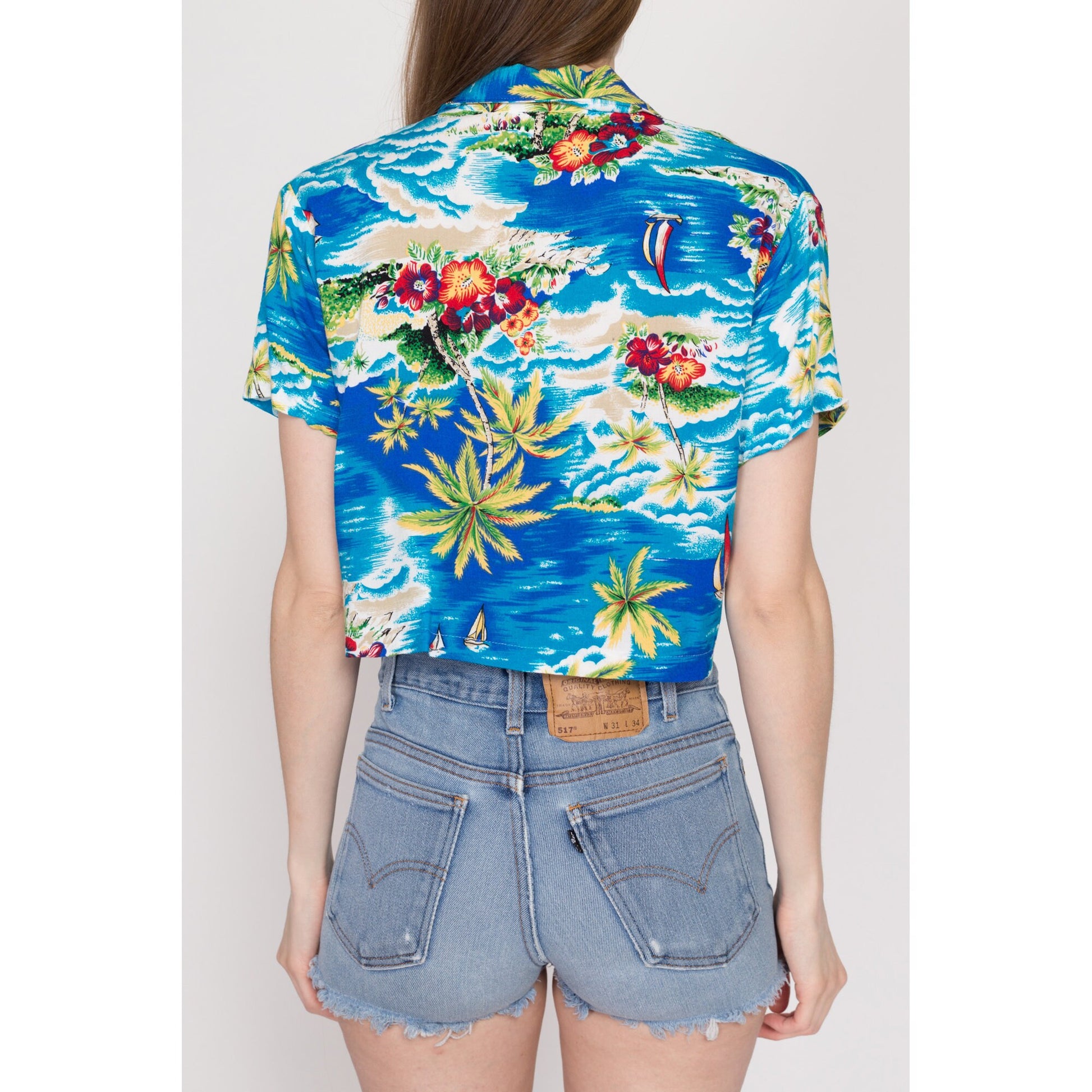 Medium 80s Hawaiian Aloha Print Crop Top | Vintage Boho Blue Tropical Palm Tree Floral Cropped Rayon Blouse