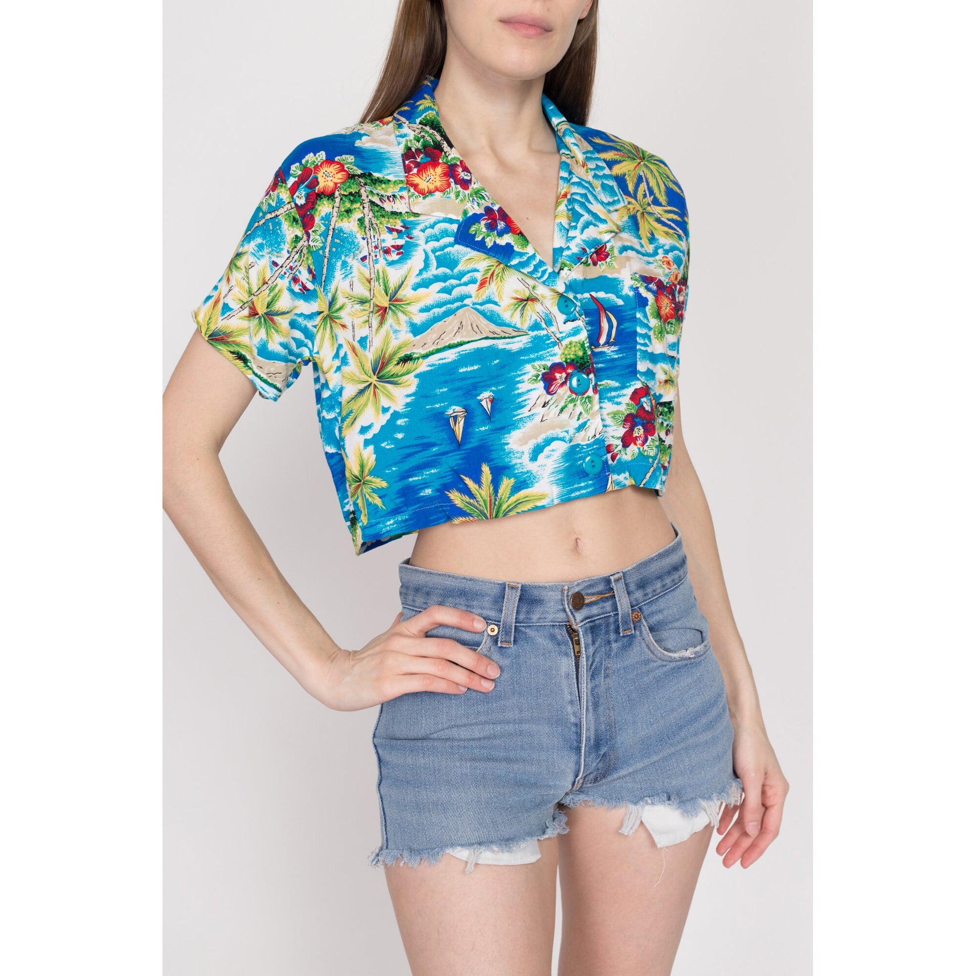 Medium 80s Hawaiian Aloha Print Crop Top | Vintage Boho Blue Tropical Palm Tree Floral Cropped Rayon Blouse