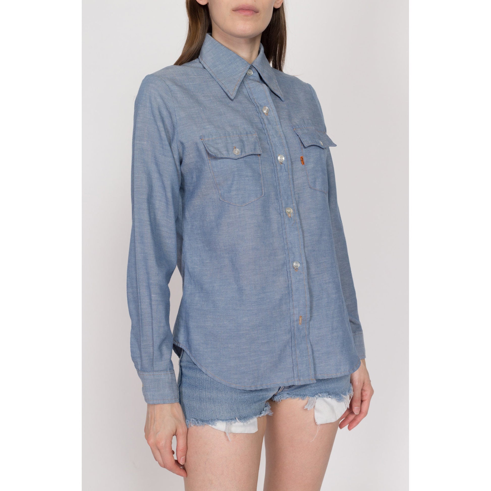 Med-Lrg 70s Levi's Chambray "Jan" Shirt | Vintage Blue Long Sleeve Button Up Collared Top