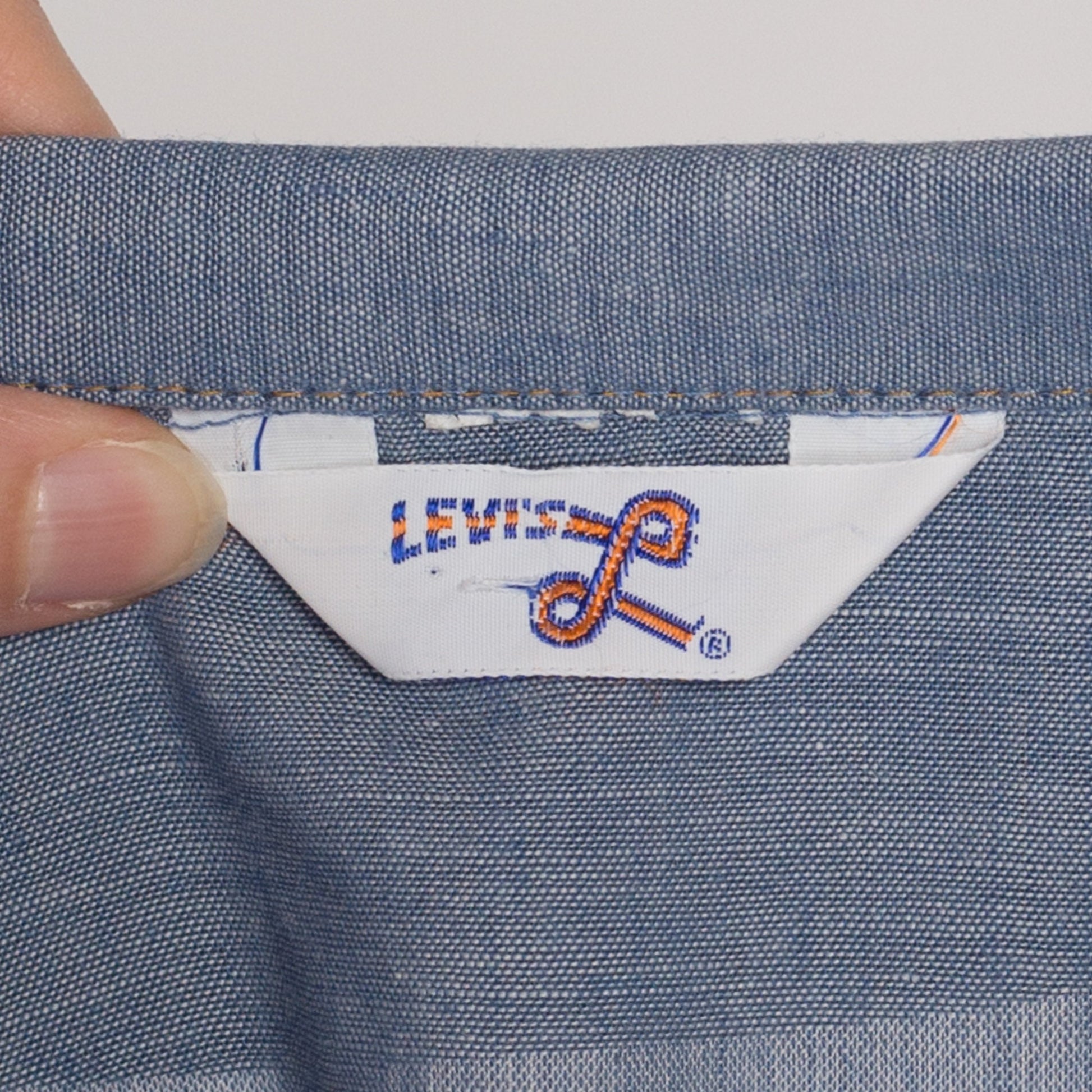 Med-Lrg 70s Levi's Chambray "Jan" Shirt | Vintage Blue Long Sleeve Button Up Collared Top