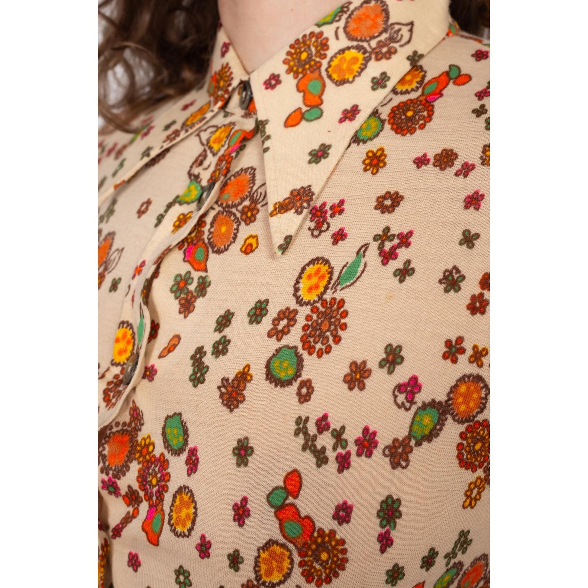 XS 70s Boho Beige Floral Dagger Collar Shirt | Vintage Button Up Long Sleeve Collared Disco Top