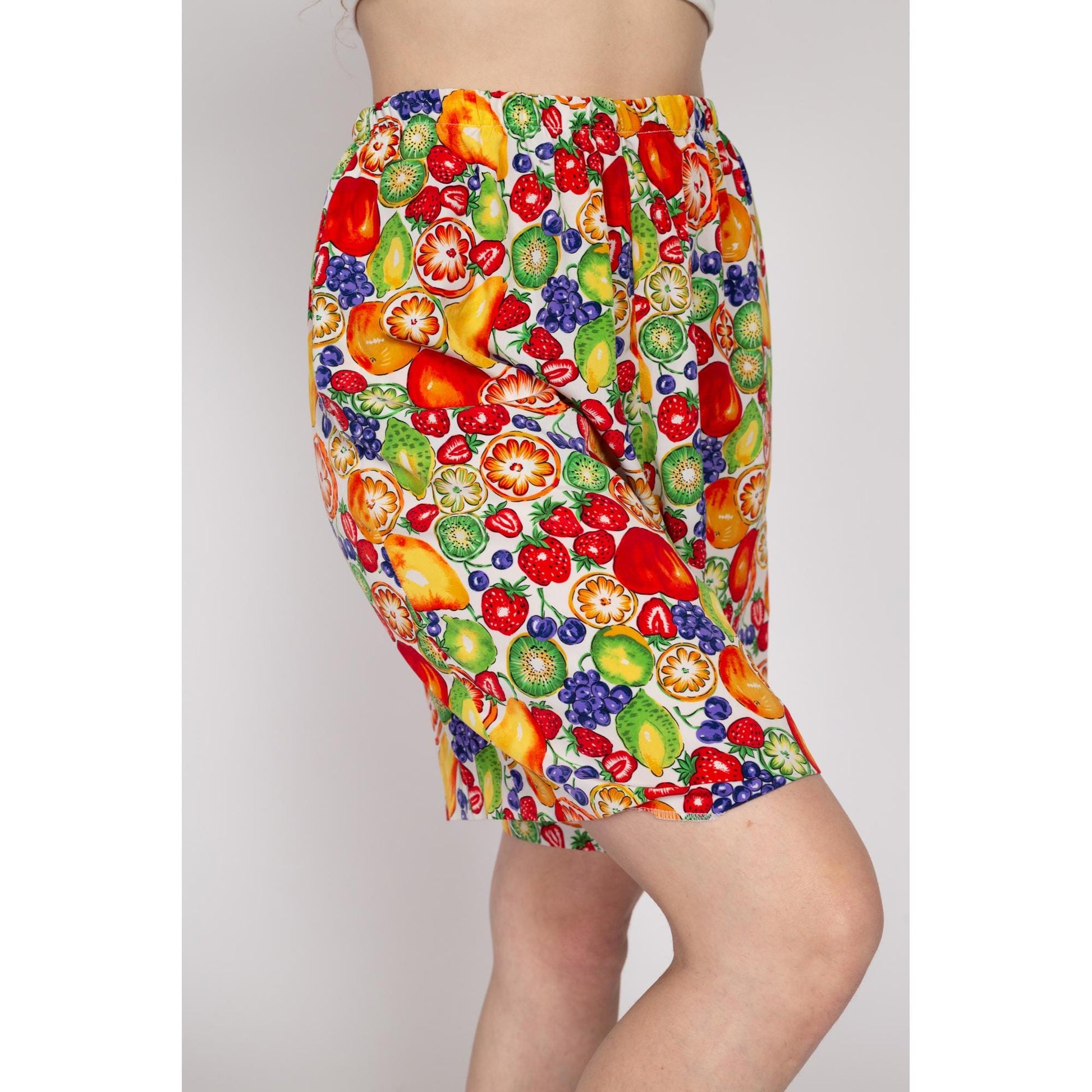 Med-Lrg 80s Fruit Print High Waisted Wide Leg Shorts | Vintage Long Inseam Pocket Mom Shorts