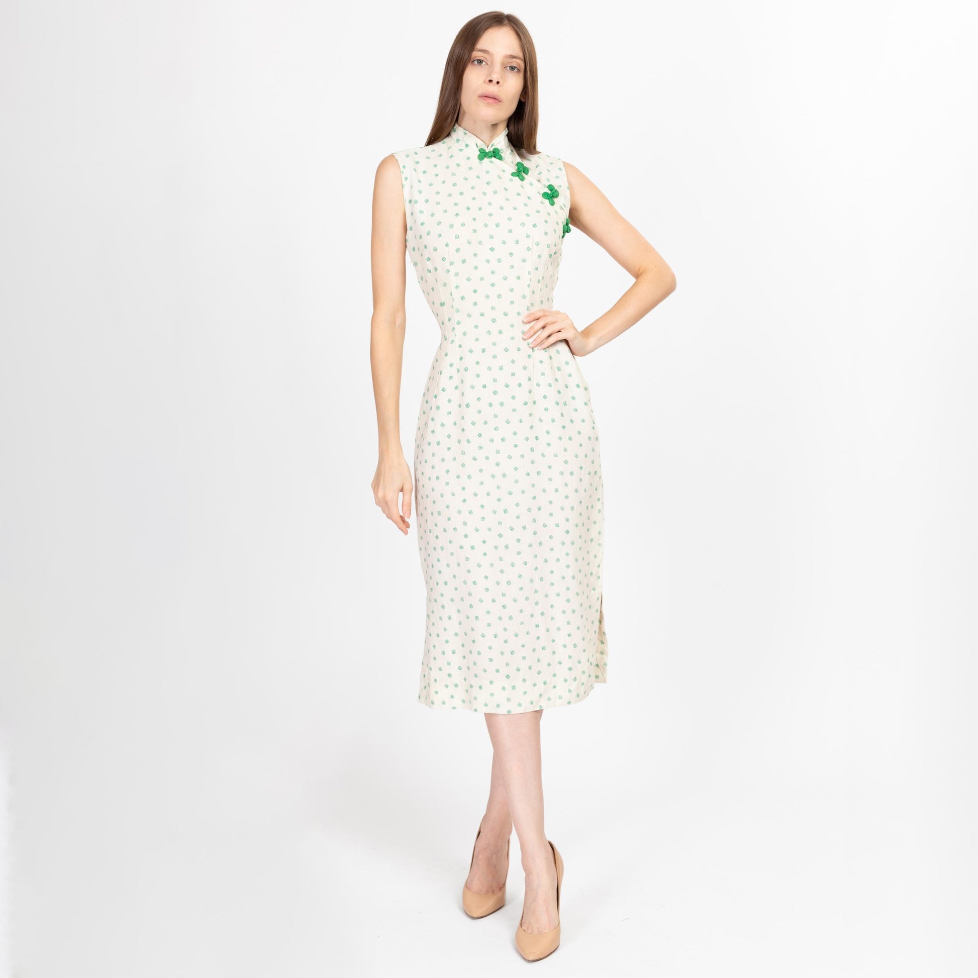 Small 60s White & Green Spiral Print Cheongsam Dress | Vintage Chinese Qipao Sleeveless Midi Wiggle Dress