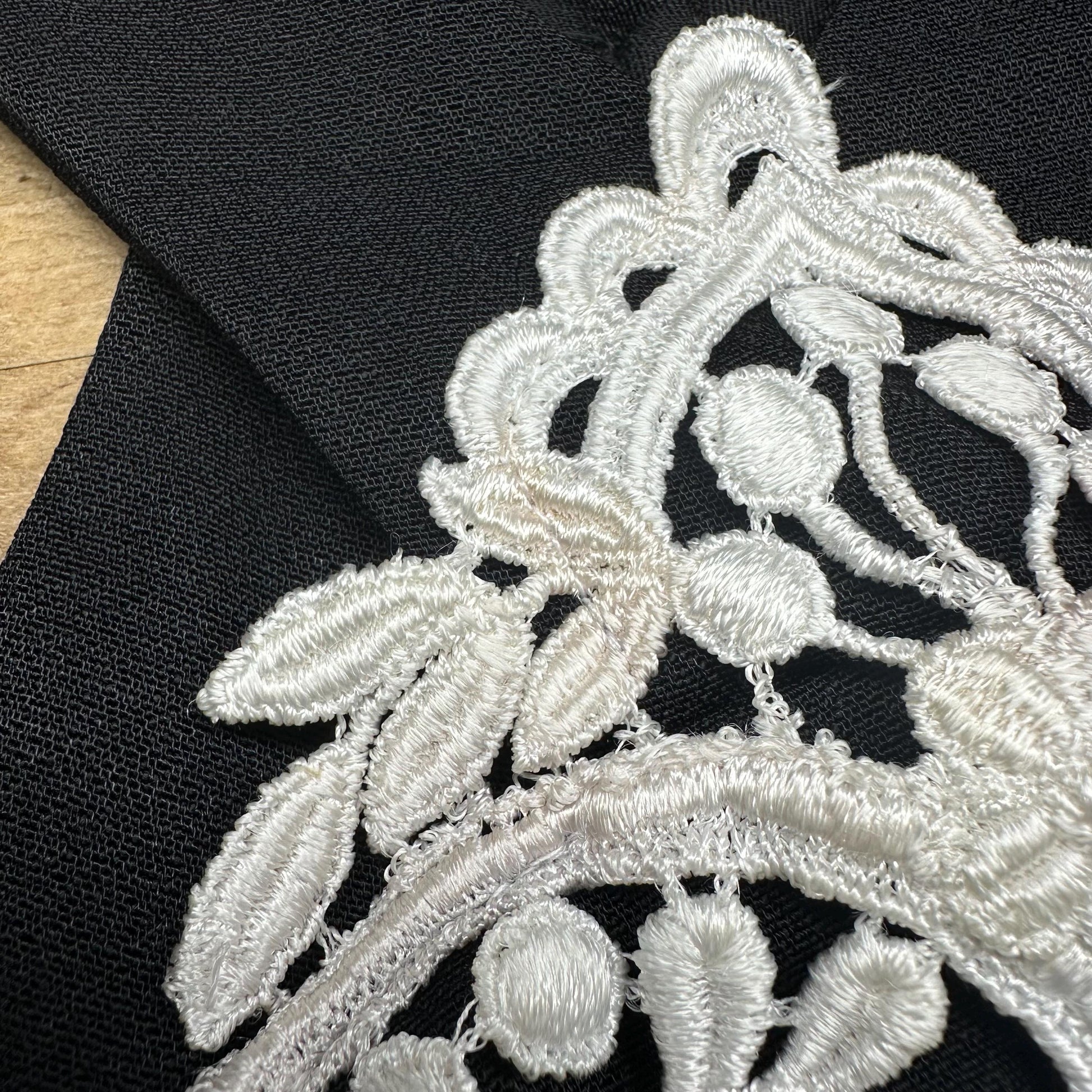 Small 80s 90s Jessica McClintock Black & White Evening Gown Size 5-6 | Vintage Sleeveless Crochet Trim Formal Maxi Party Dress