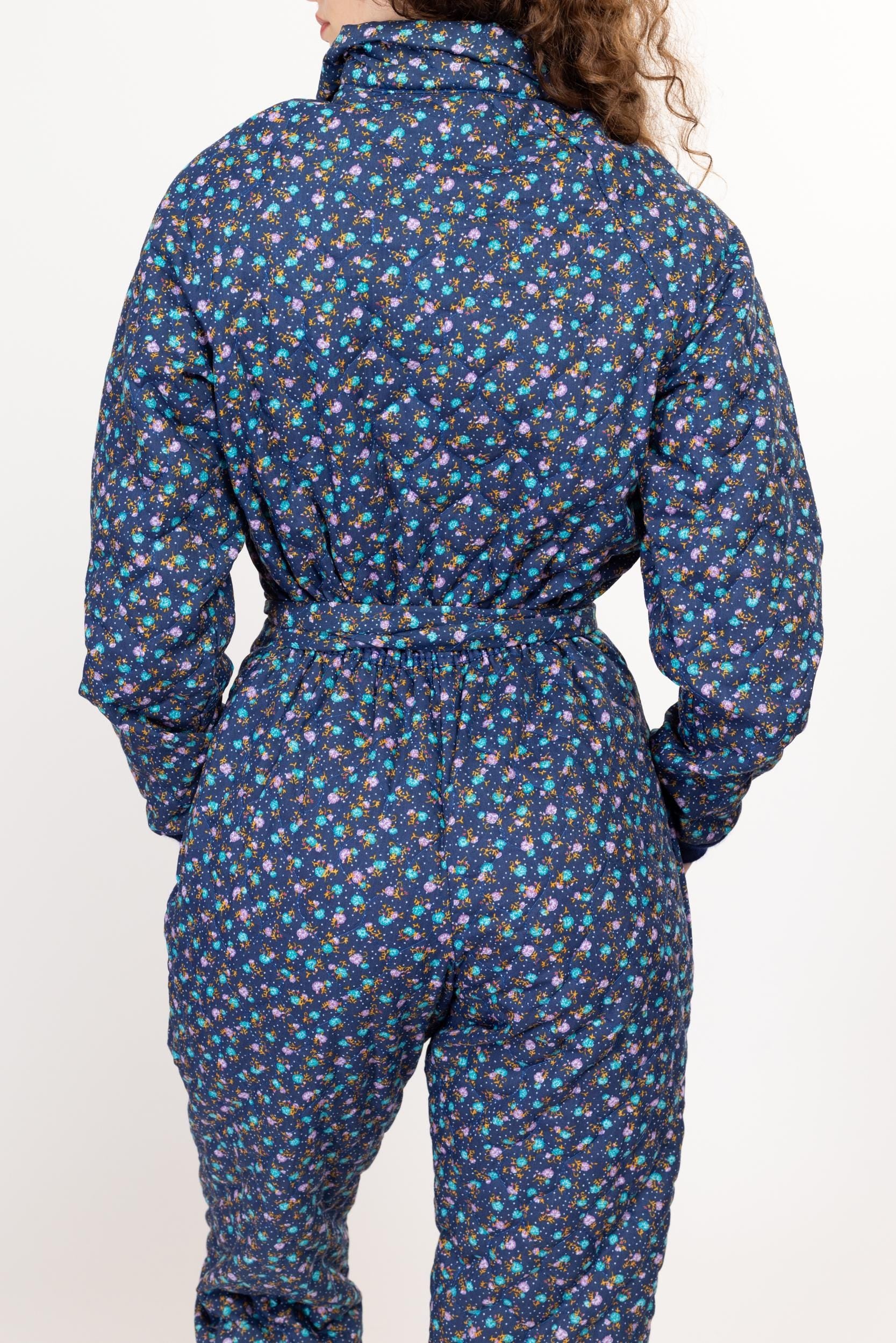 Small 70s 80s Blue Ditsy Floral Quilted Pajama Jumpsuit | Retro Vintage Insulated Zip Up Belted Sleepwear One Piece Loungewear