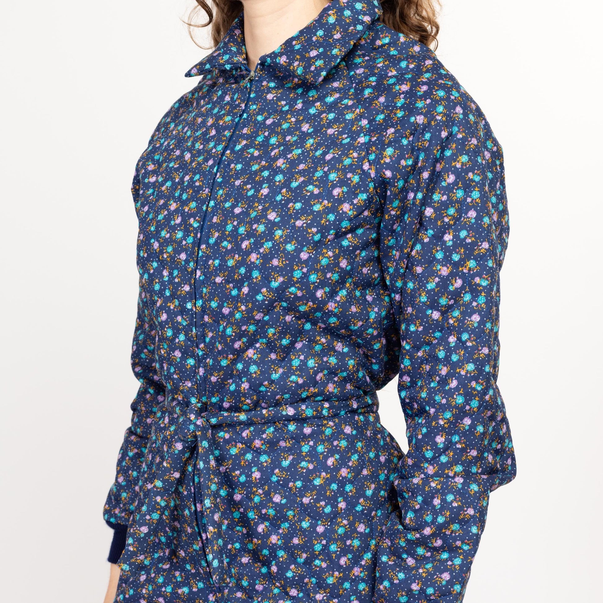 Small 70s 80s Blue Ditsy Floral Quilted Pajama Jumpsuit | Retro Vintage Insulated Zip Up Belted Sleepwear One Piece Loungewear
