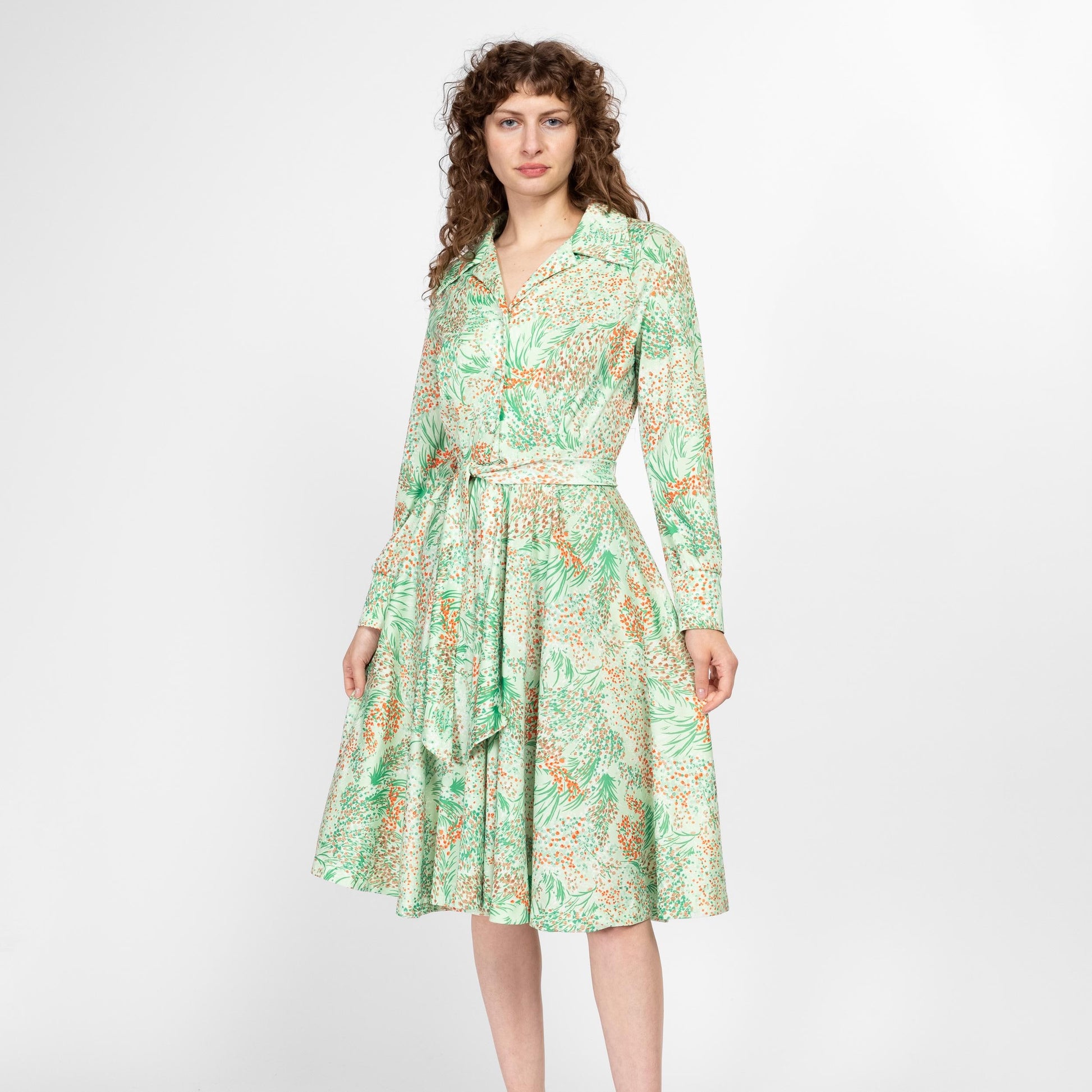 Medium 70s Green Windy Floral Long Sleeve Shirtdress | Vintage Collared Belted Fit & Flare Secretary Dress
