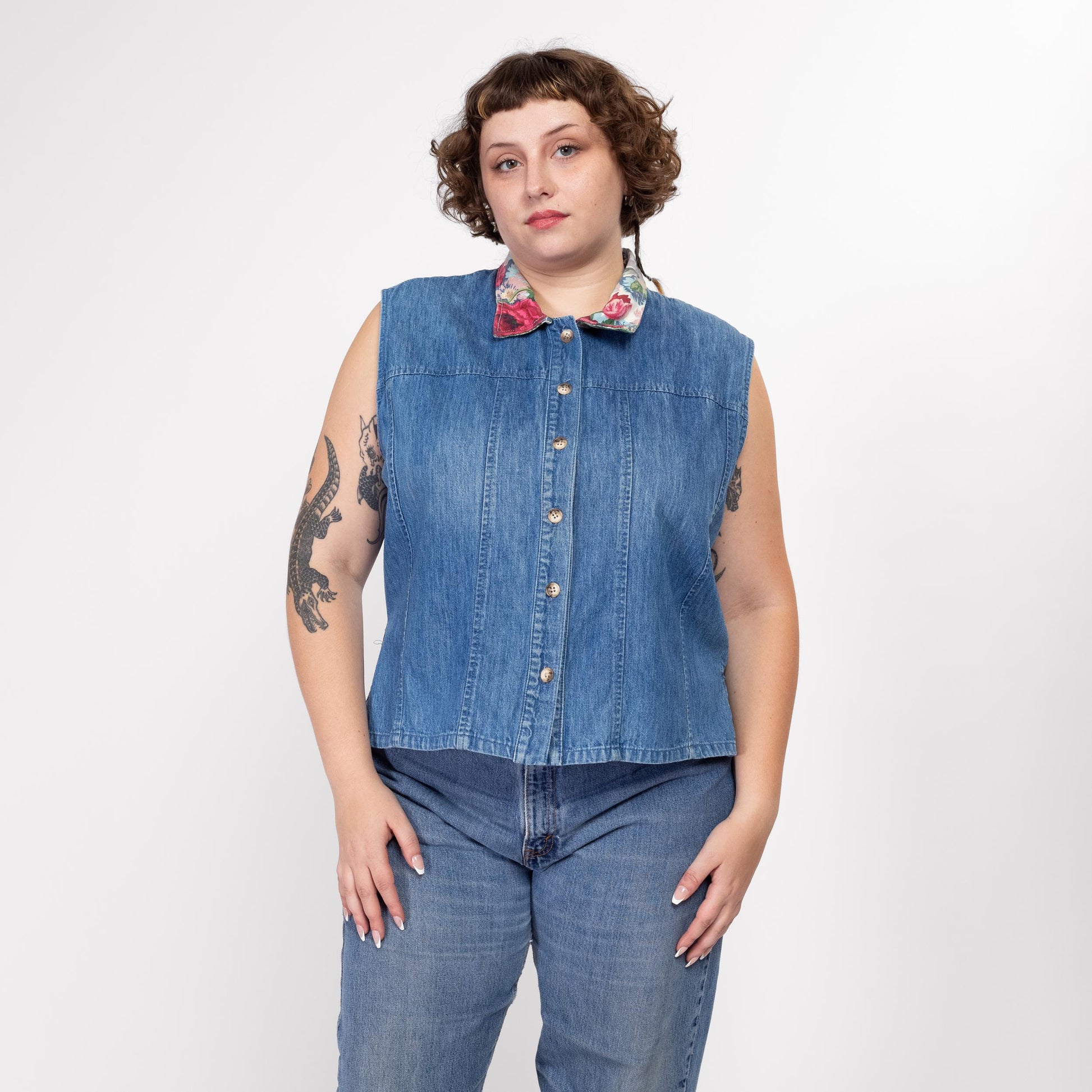 XL 90s Denim Floral Collar Sleeveless Top | Vintage Blue Jean Button Up Vest Shirt