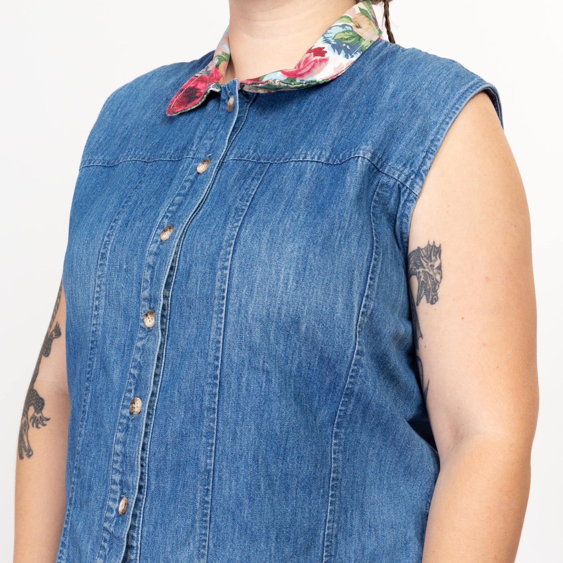 XL 90s Denim Floral Collar Sleeveless Top | Vintage Blue Jean Button Up Vest Shirt