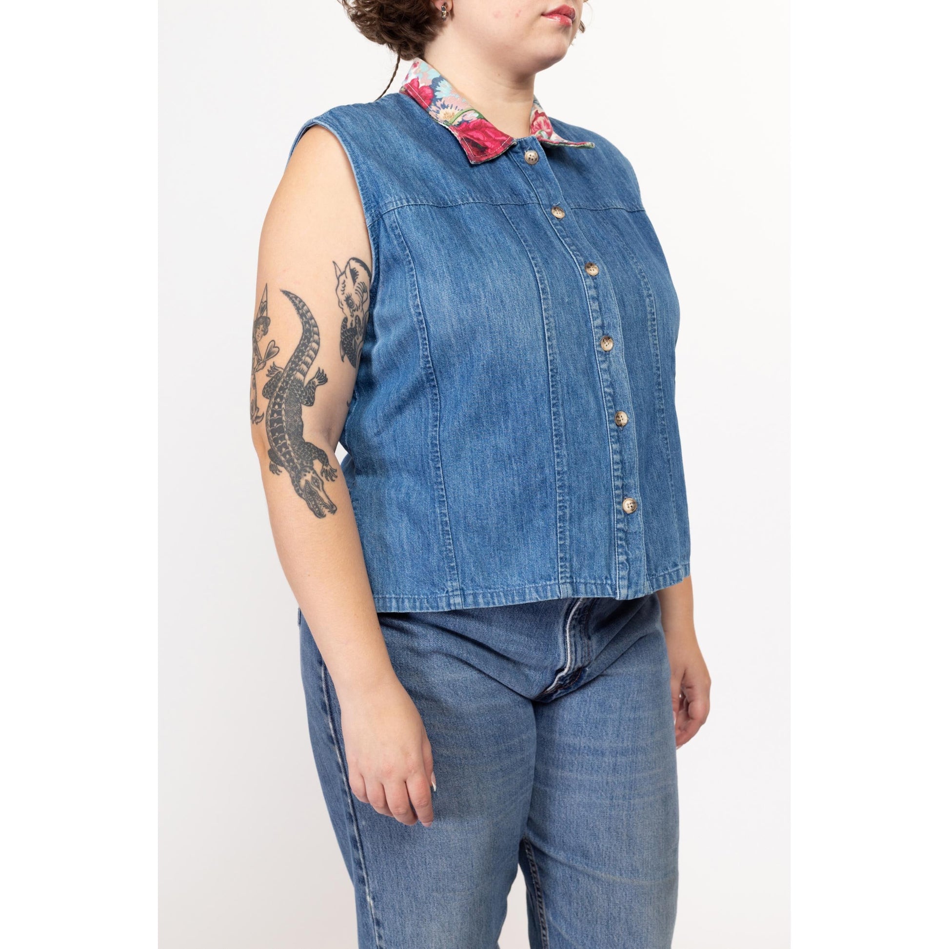 XL 90s Denim Floral Collar Sleeveless Top | Vintage Blue Jean Button Up Vest Shirt