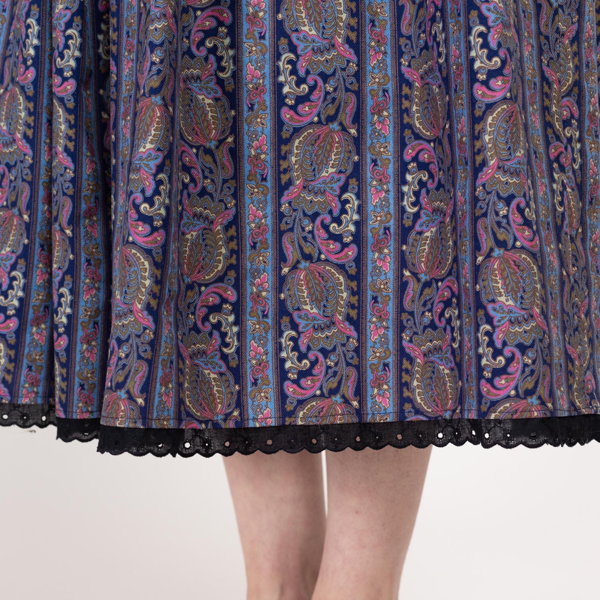Medium 80s Purple Floral Alpen Trachten Folk Skirt 29" | Vintage Oktoberfest Austrian Boho Pocket Midi Skirt