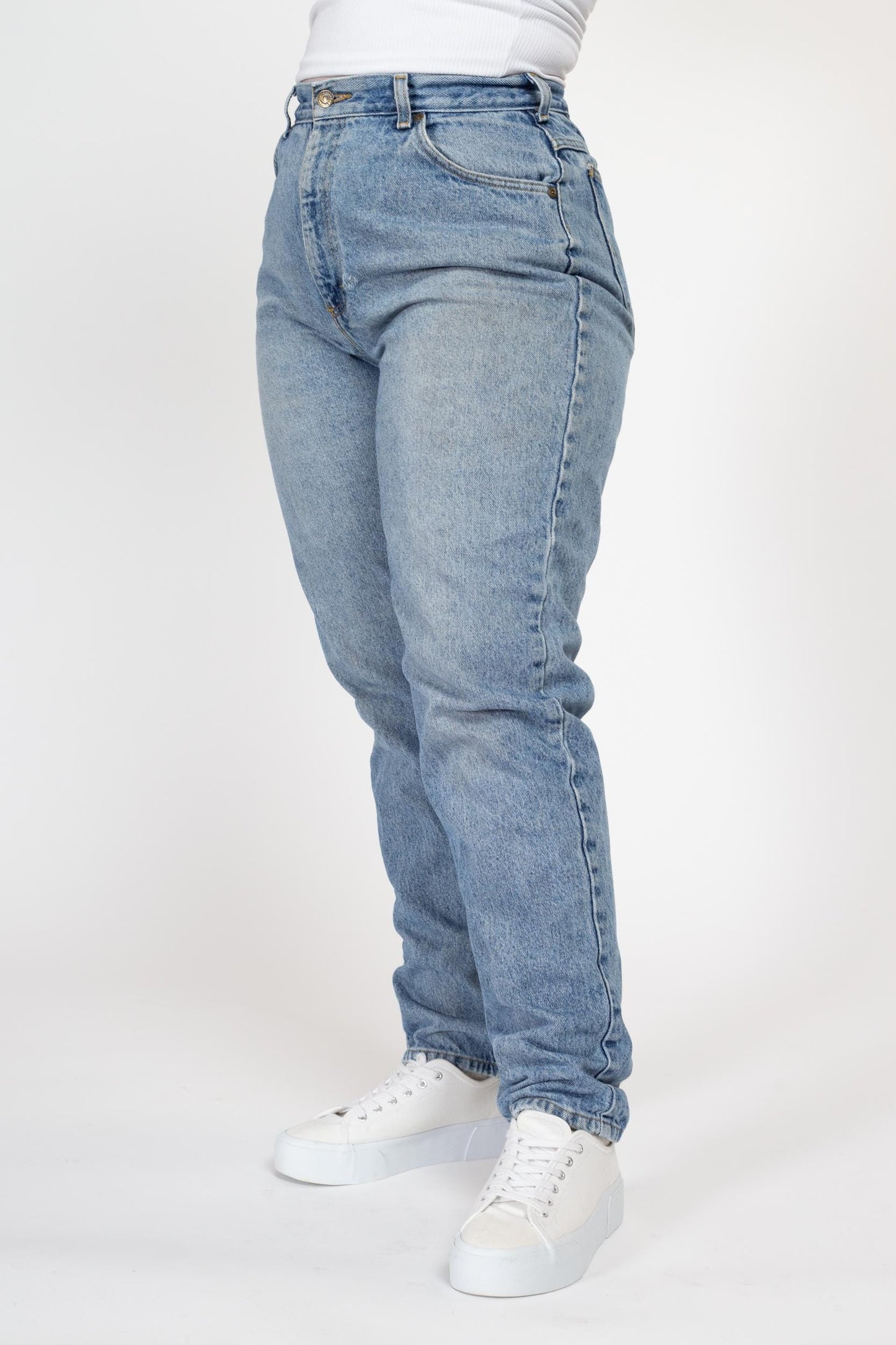 Medium 80s Lee High Waisted Curvy Fit Jeans 29.5" | Vintage Light Wash Denim Tapered Leg Mom Jeans
