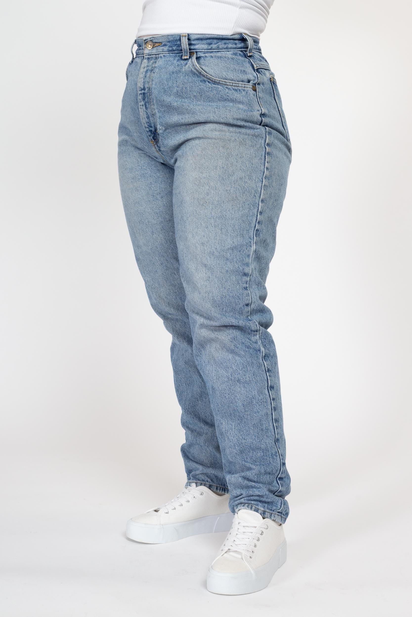 Medium 80s Lee High Waisted Curvy Fit Jeans 29.5" | Vintage Light Wash Denim Tapered Leg Mom Jeans