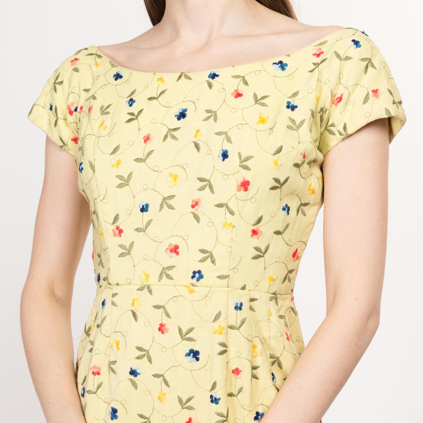 Small 60s Butter Yellow Embroidered Floral Mini Sheath Dress | Vintage Short Sleeve Wiggle Pencil Dress
