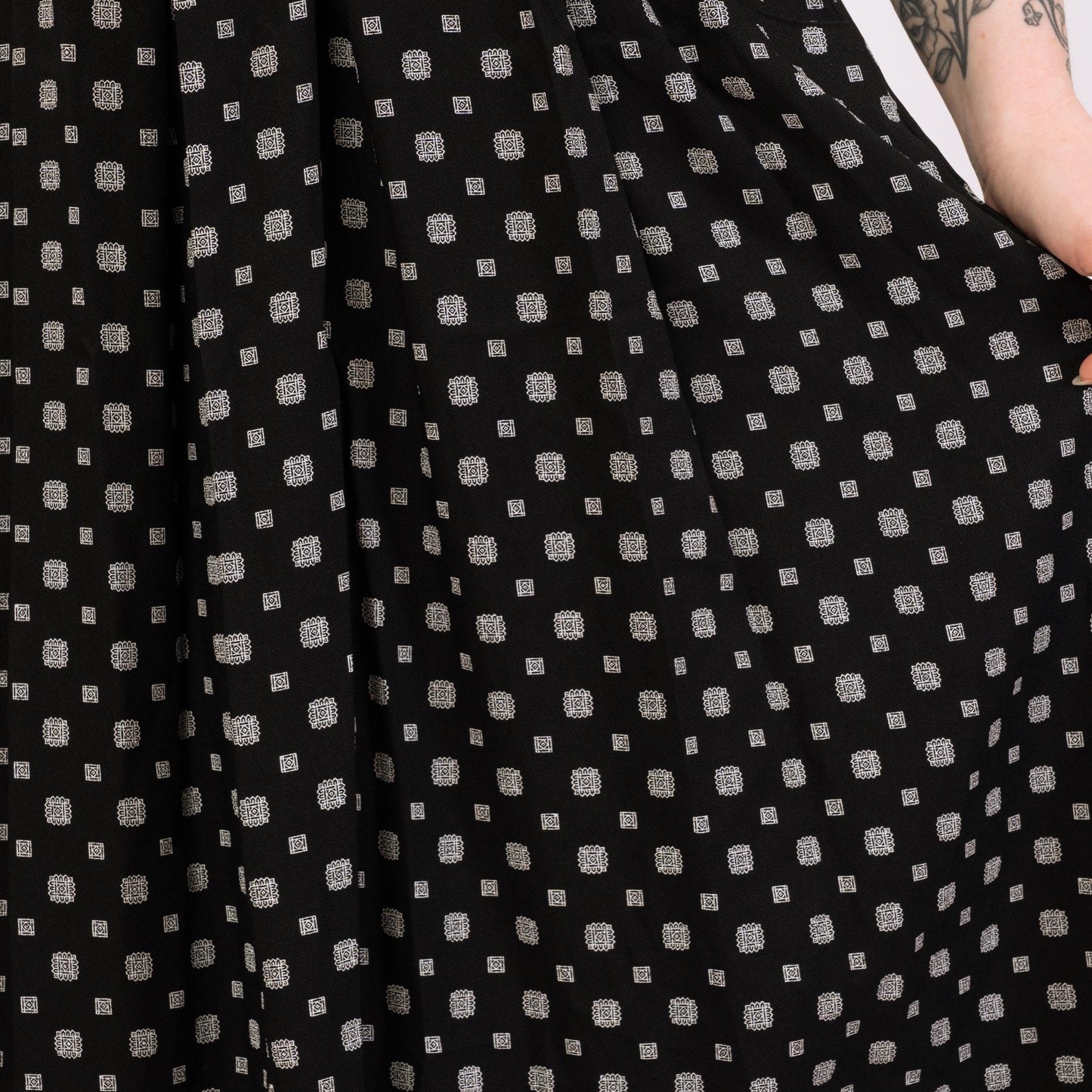 Vintage 80s Black & White Deep V Pinafore Dress - Large | Grunge Sleeveless Midi Dress