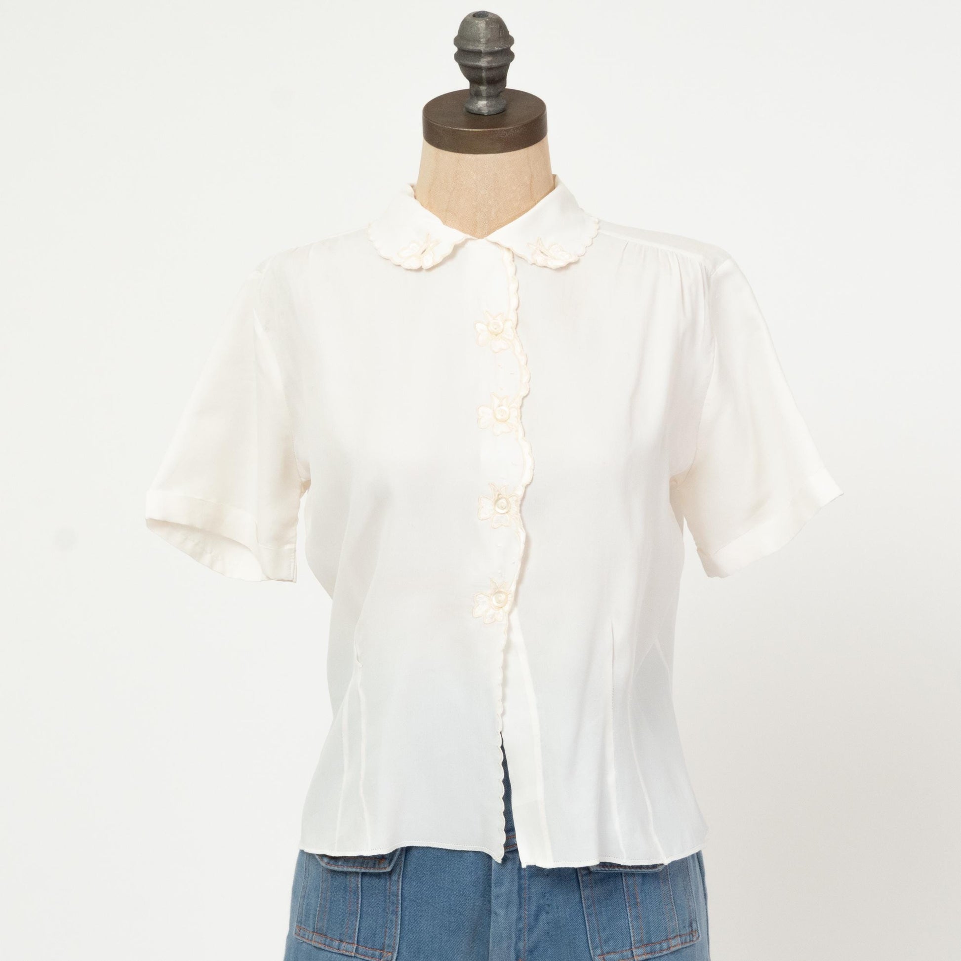 Vintage 50s White Floral Trim Blouse - Large | Retro 1950s Tailored Short Sleeve Top