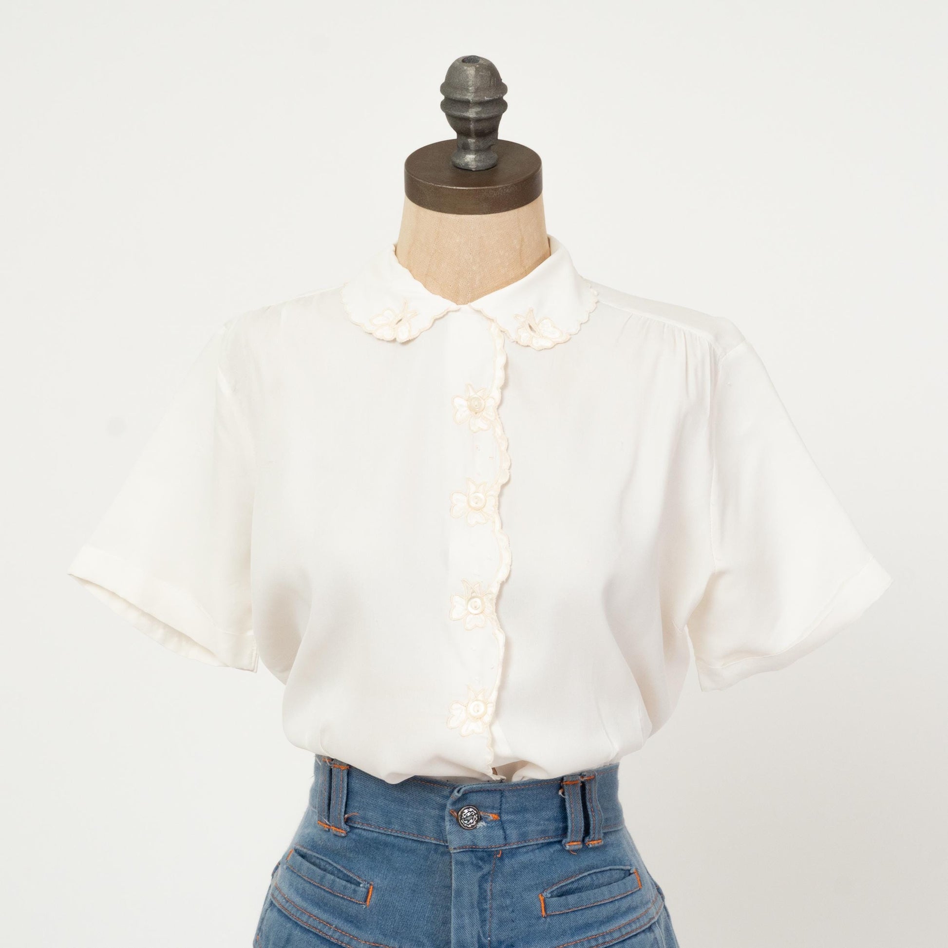 Vintage 50s White Floral Trim Blouse - Large | Retro 1950s Tailored Short Sleeve Top