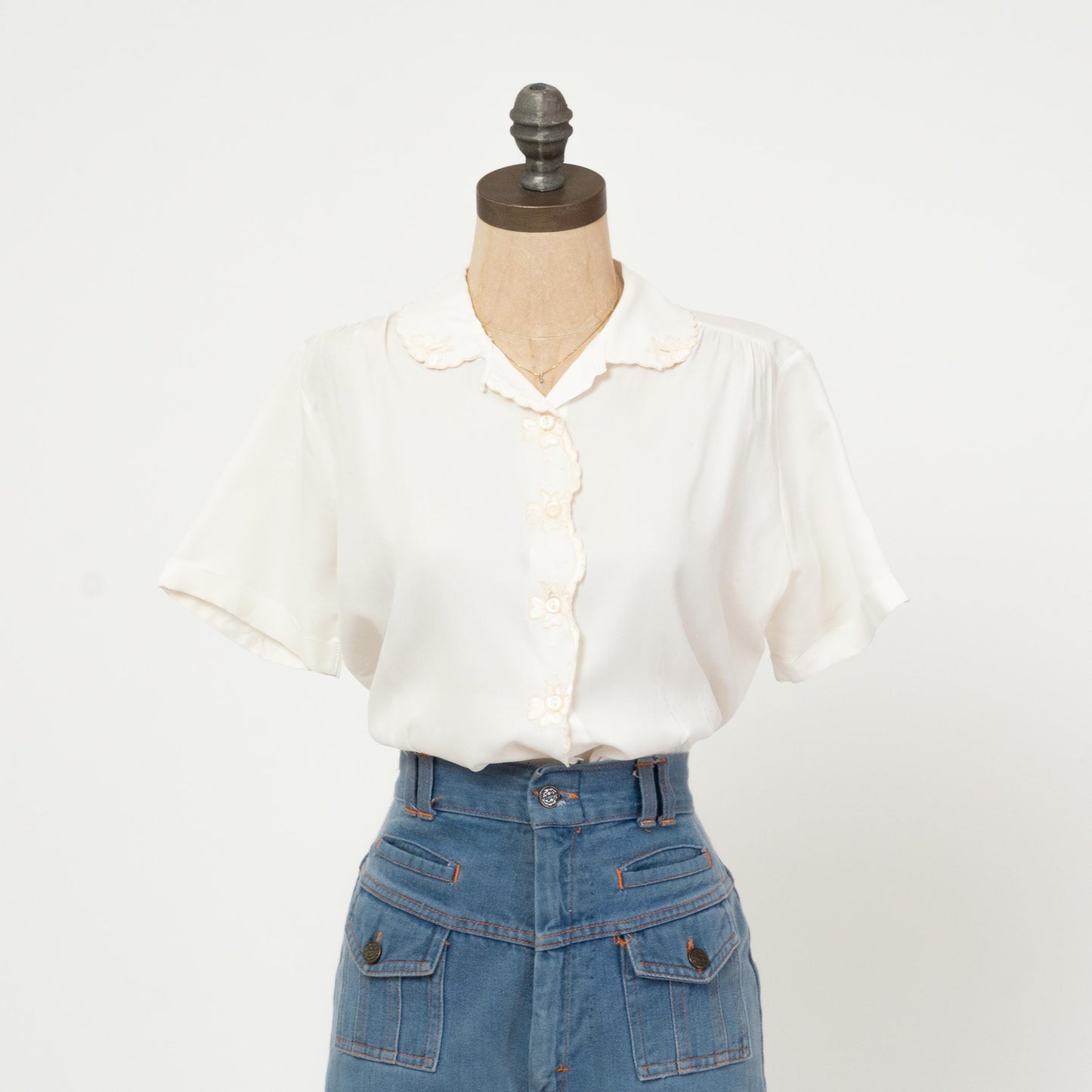 Vintage 50s White Floral Trim Blouse - Large | Retro 1950s Tailored Short Sleeve Top