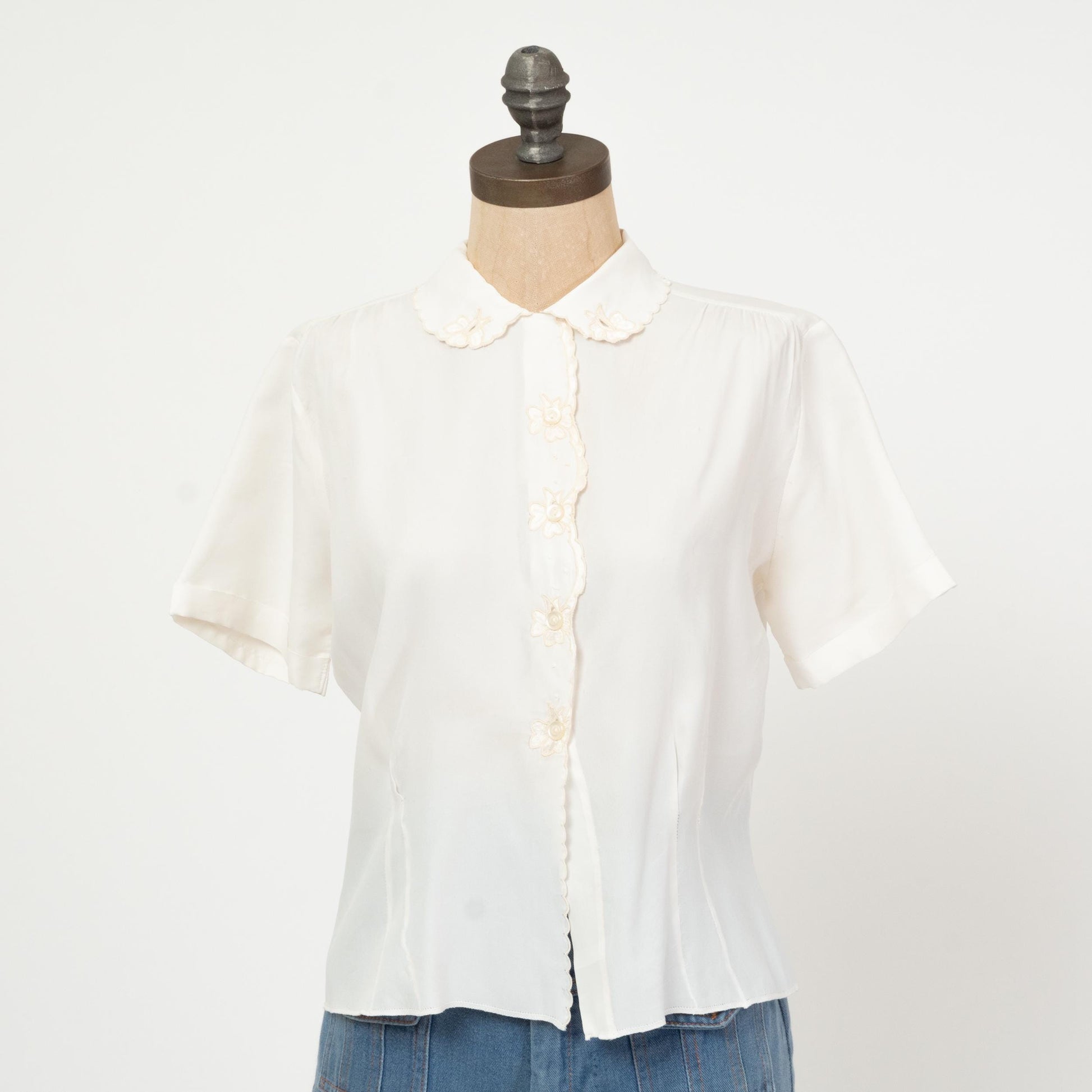 Vintage 50s White Floral Trim Blouse - Large | Retro 1950s Tailored Short Sleeve Top