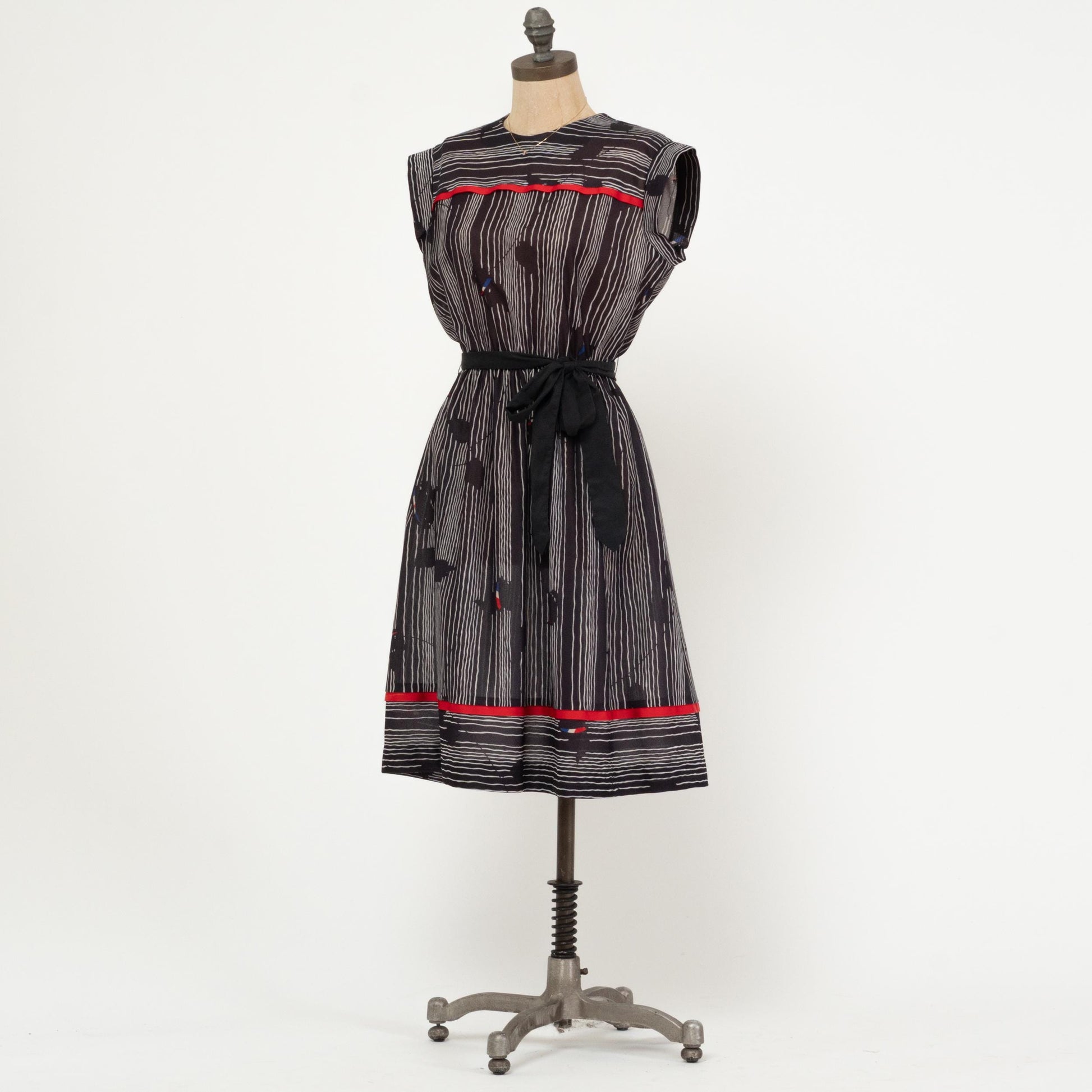 Vintage 70s Abstract Print Cap Sleeve Dress - Medium | Black White Red A Line Midi Dress