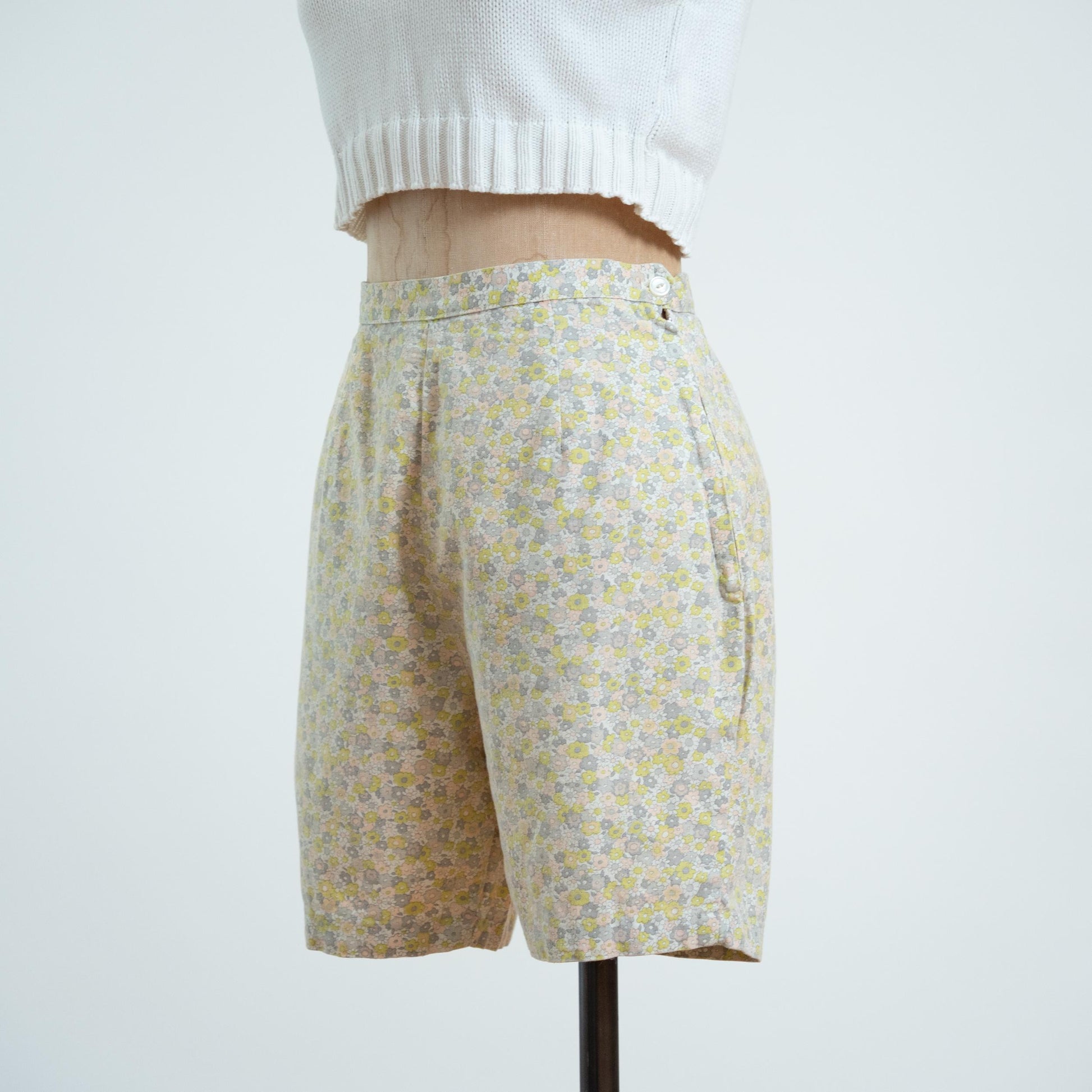 Vintage 60s Ditsy Floral Pinup Shorts - Small, 26" Waist