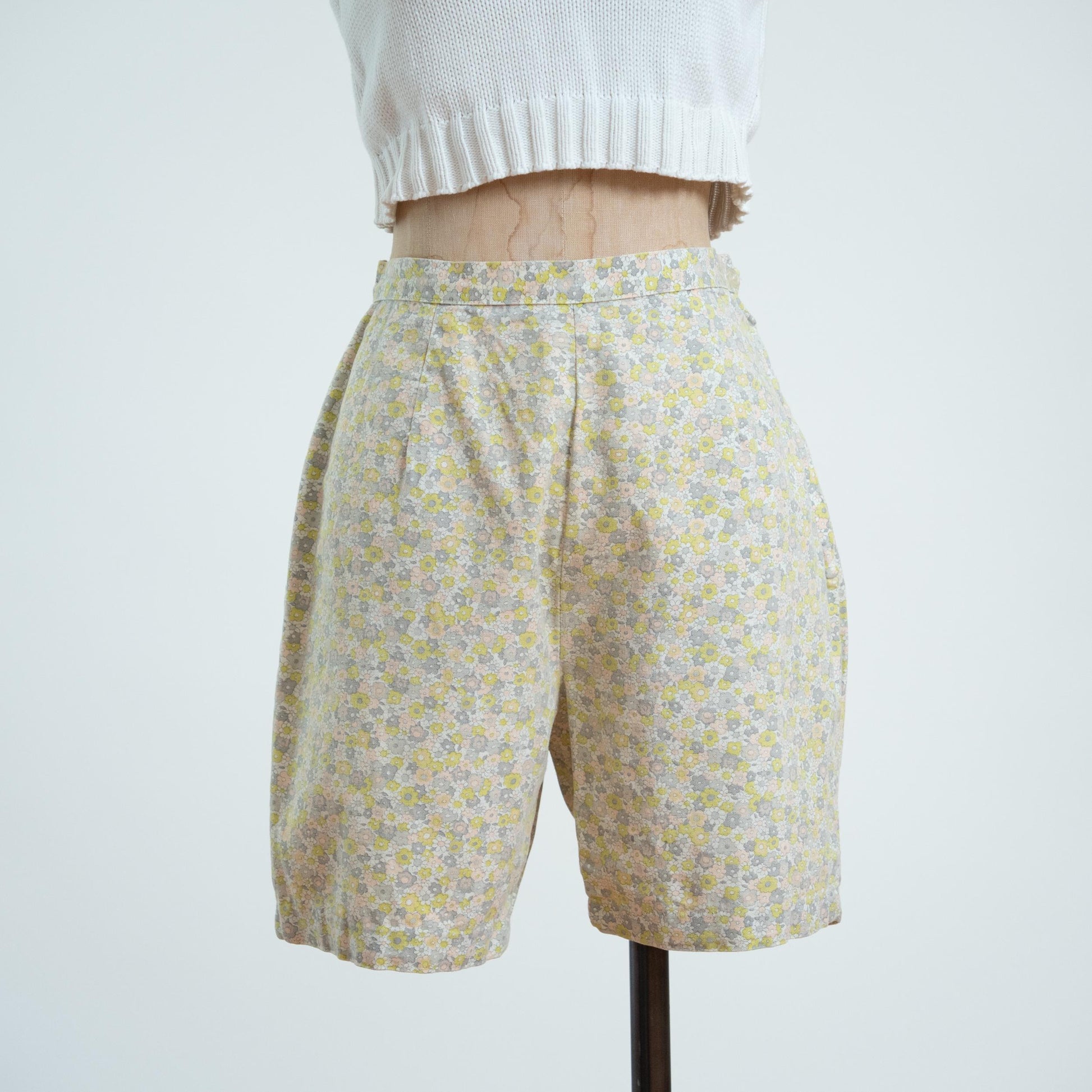 Vintage 60s Ditsy Floral Pinup Shorts - Small, 26" Waist