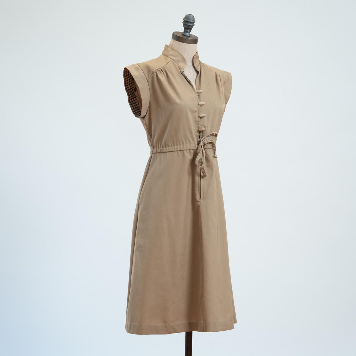 Vintage 70s Tan Plaid Trim Shirtdress - Small | Retro Cap Sleeve Midi Dress