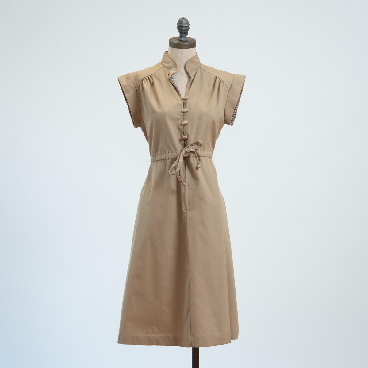 Vintage 70s Tan Plaid Trim Shirtdress - Small | Retro Cap Sleeve Midi Dress