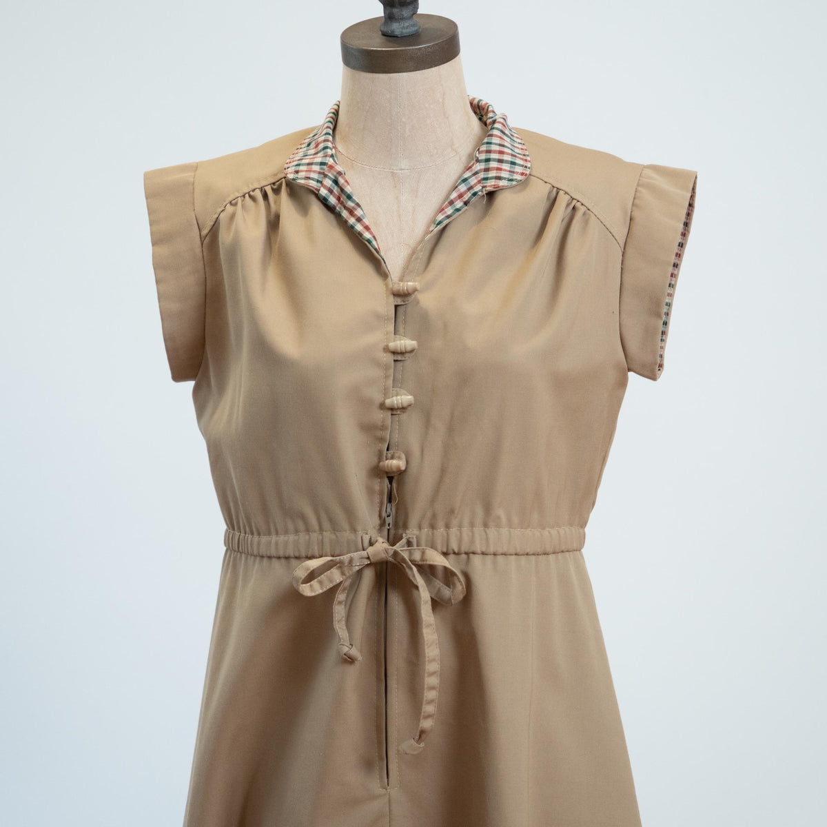 Vintage 70s Tan Plaid Trim Shirtdress - Small | Retro Cap Sleeve Midi Dress