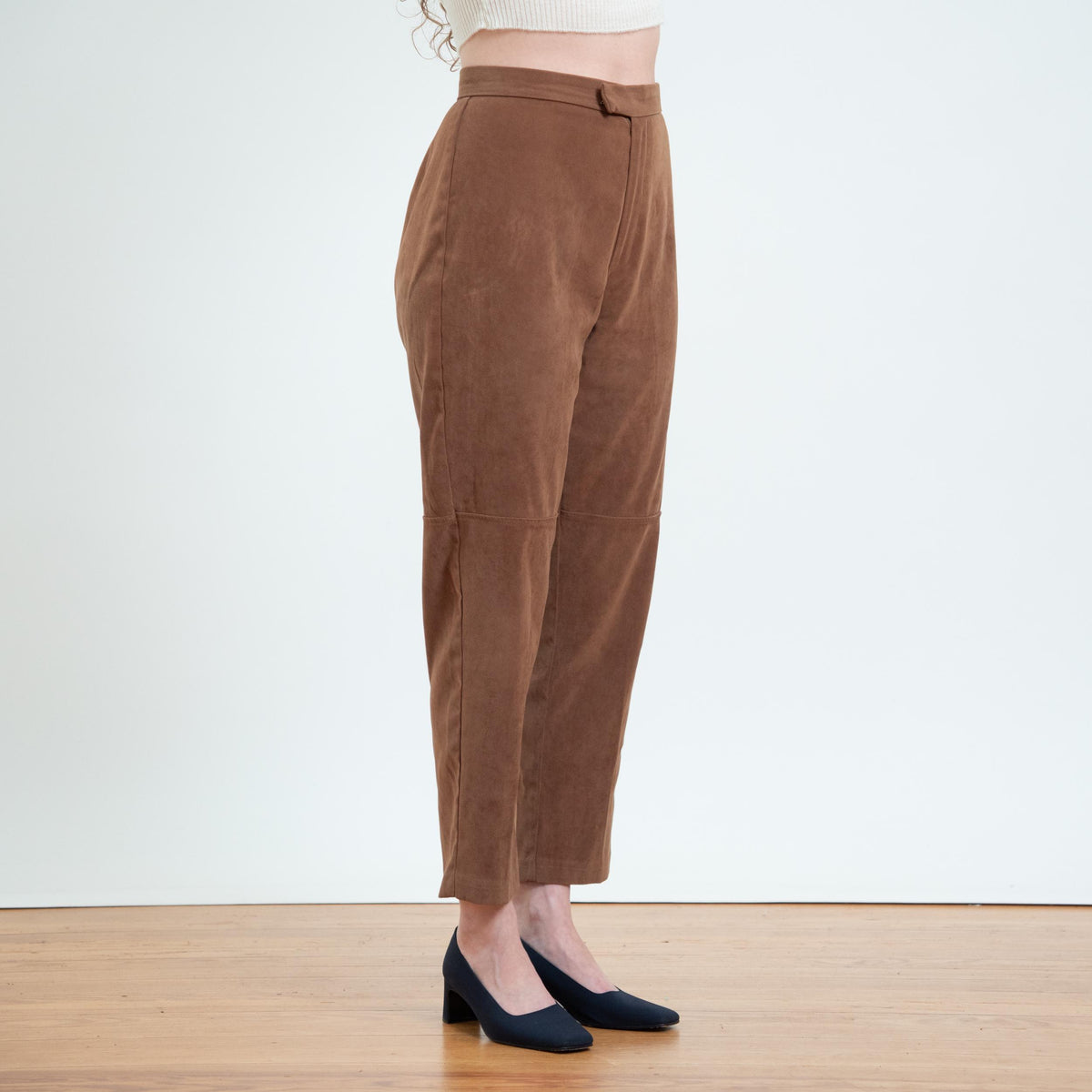 Vintage 80s Caramel Brown Ultrasuede Trousers - Petite Medium, 28.5" | Faux Leather Tapered Leg Pants
