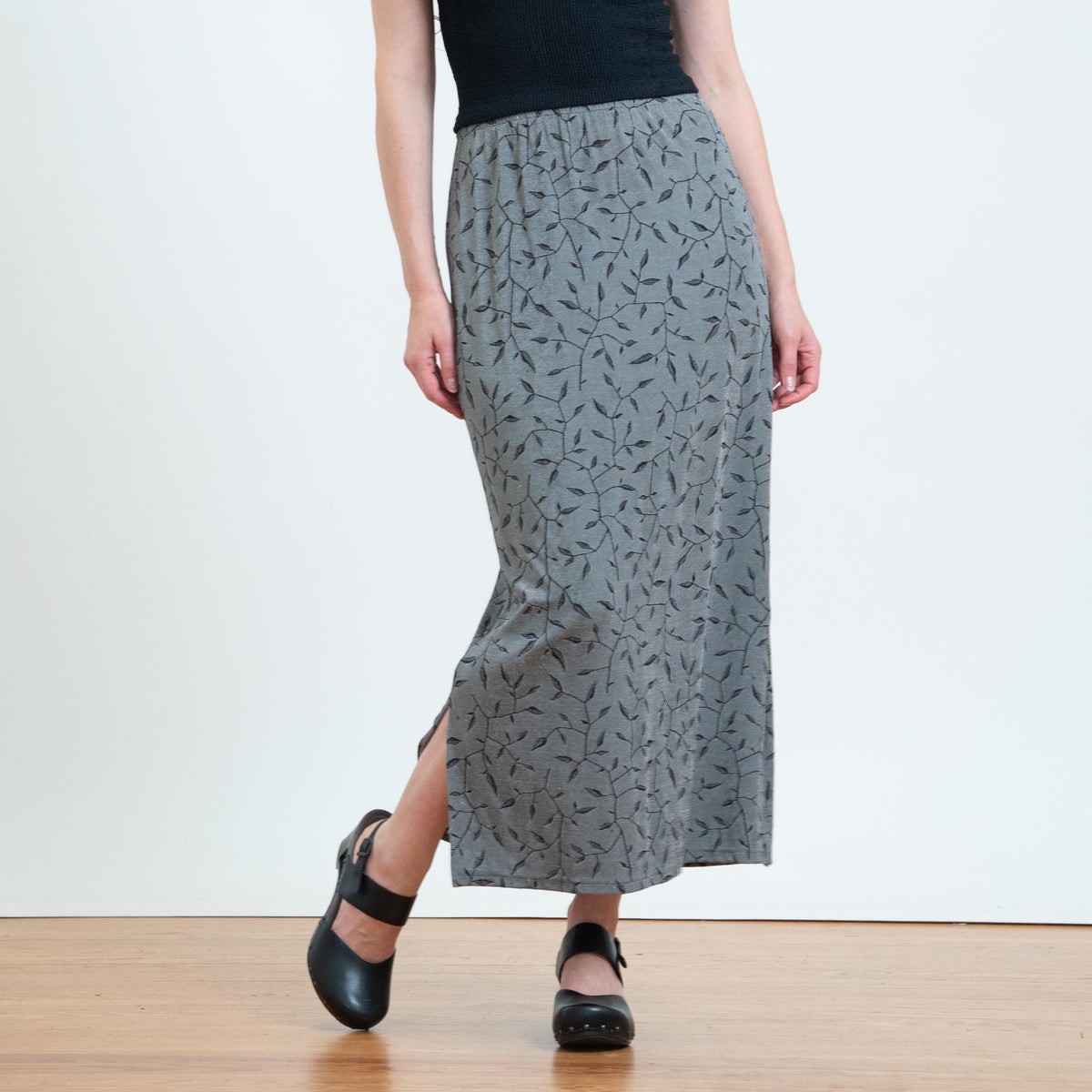 Vintage 90s Silver Vine Print Slinky Maxi Skirt - Medium | Boho Leaf Graphic Stretchy Skirt