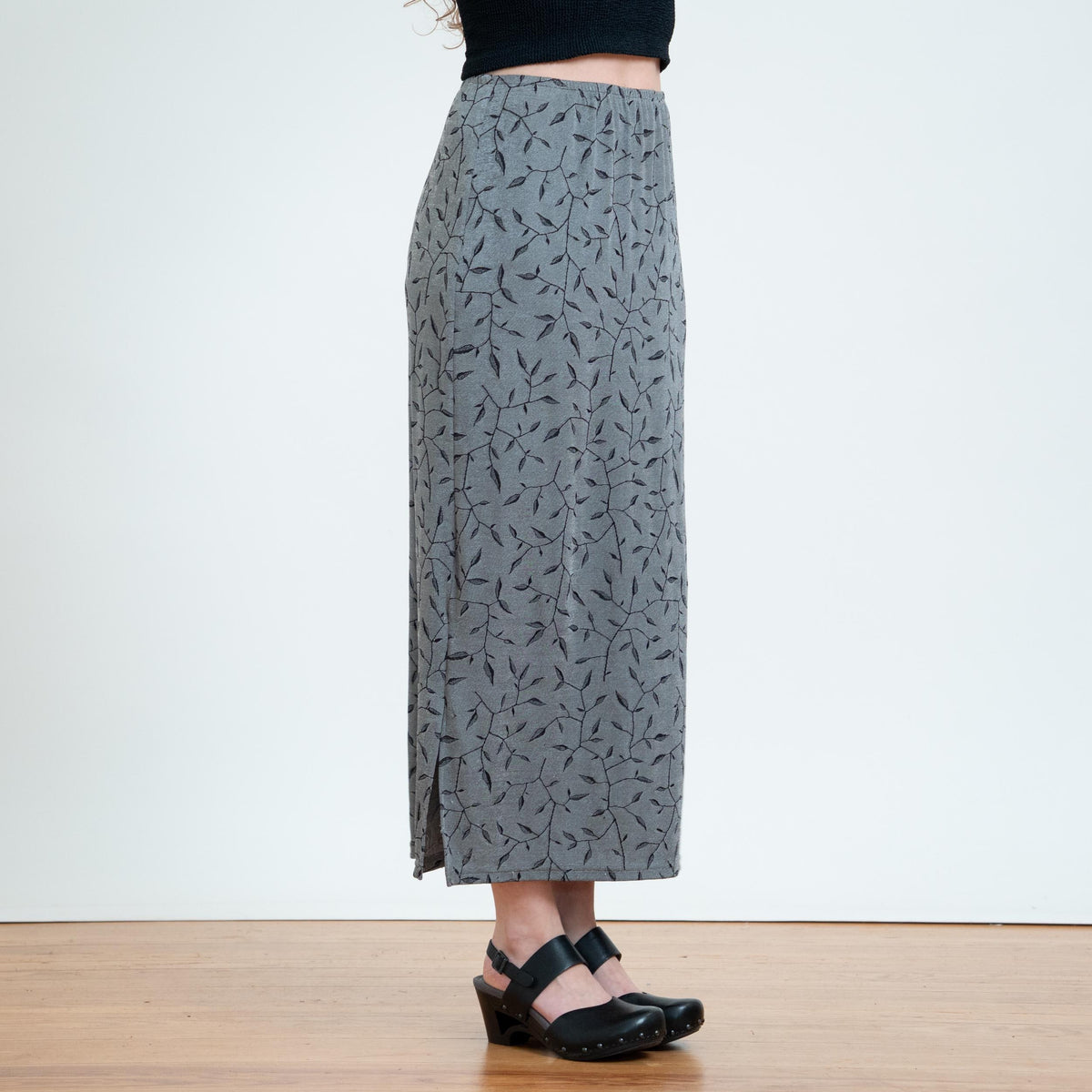 Vintage 90s Silver Vine Print Slinky Maxi Skirt - Medium | Boho Leaf Graphic Stretchy Skirt