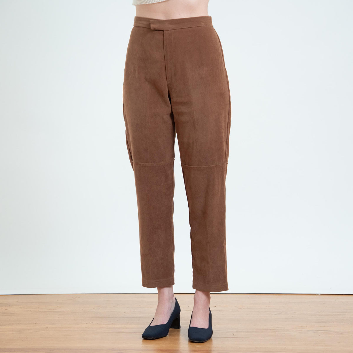 Vintage 80s Caramel Brown Ultrasuede Trousers - Petite Medium, 28.5" | Faux Leather Tapered Leg Pants