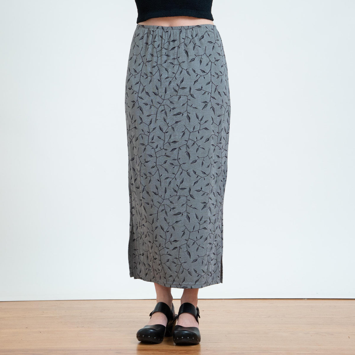 Vintage 90s Silver Vine Print Slinky Maxi Skirt - Medium | Boho Leaf Graphic Stretchy Skirt