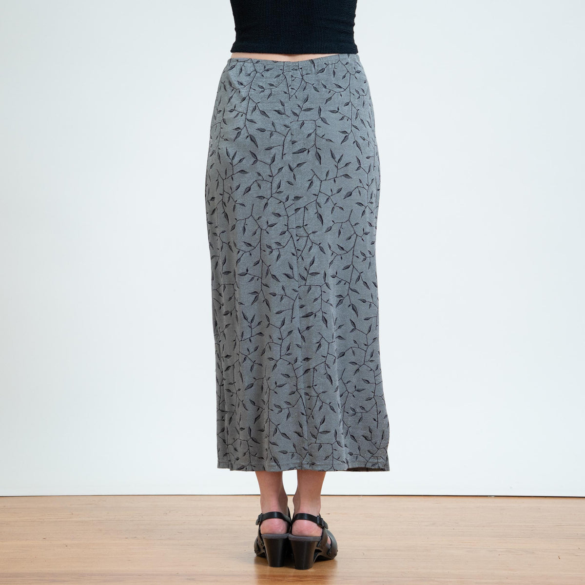 Vintage 90s Silver Vine Print Slinky Maxi Skirt - Medium | Boho Leaf Graphic Stretchy Skirt