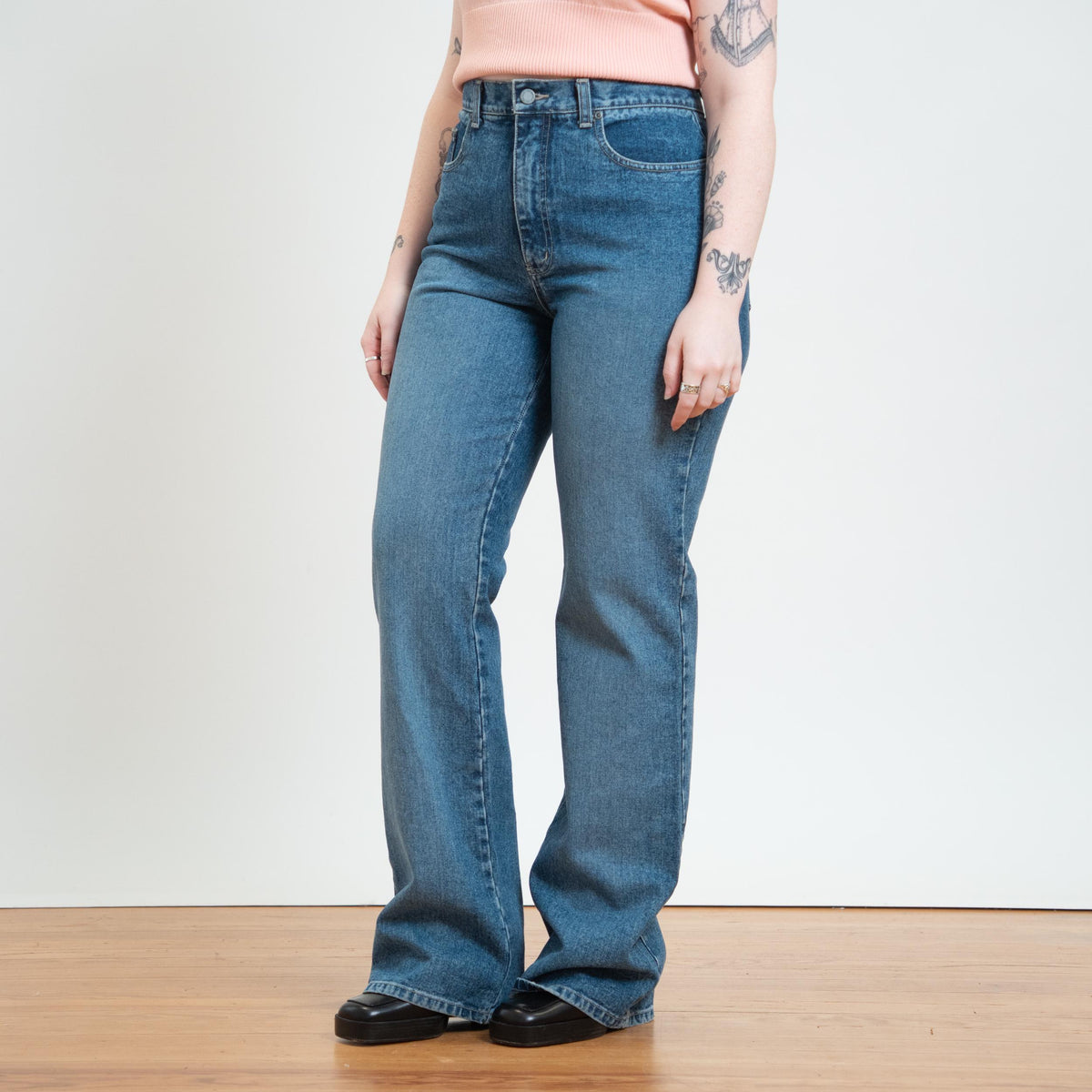 Vintage 90s Y2K Flared Leg Jeans – Medium Tall | Medium Wash High Waisted Long Inseam Jeans